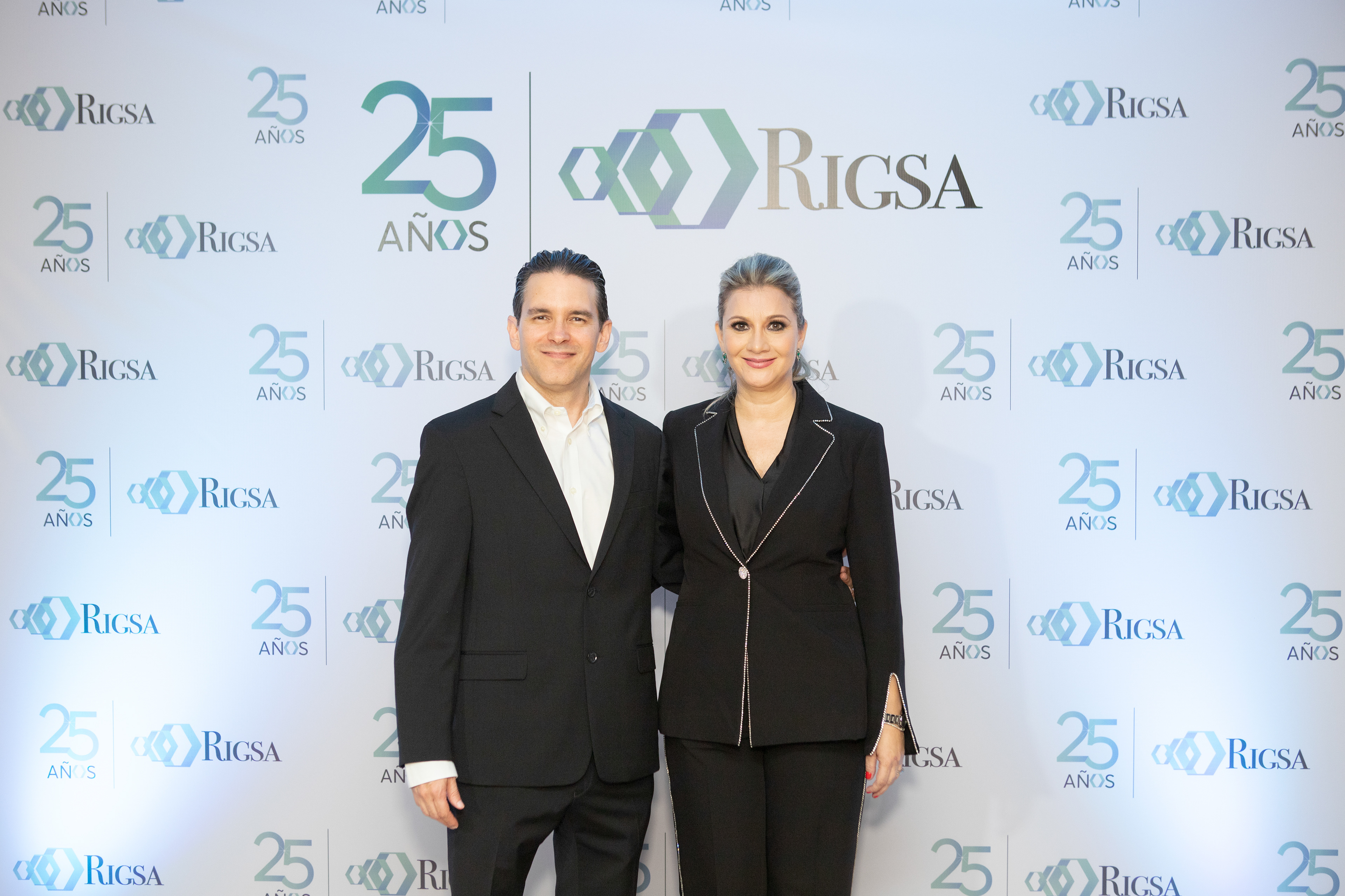 Celebración del 25 aniversario de Rigsa en el icónico Club Unión. Una noche de logros, reconocimientos y emociones, capturada con estilo y atención al detalle para memorias empresariales y comunicación institucional.