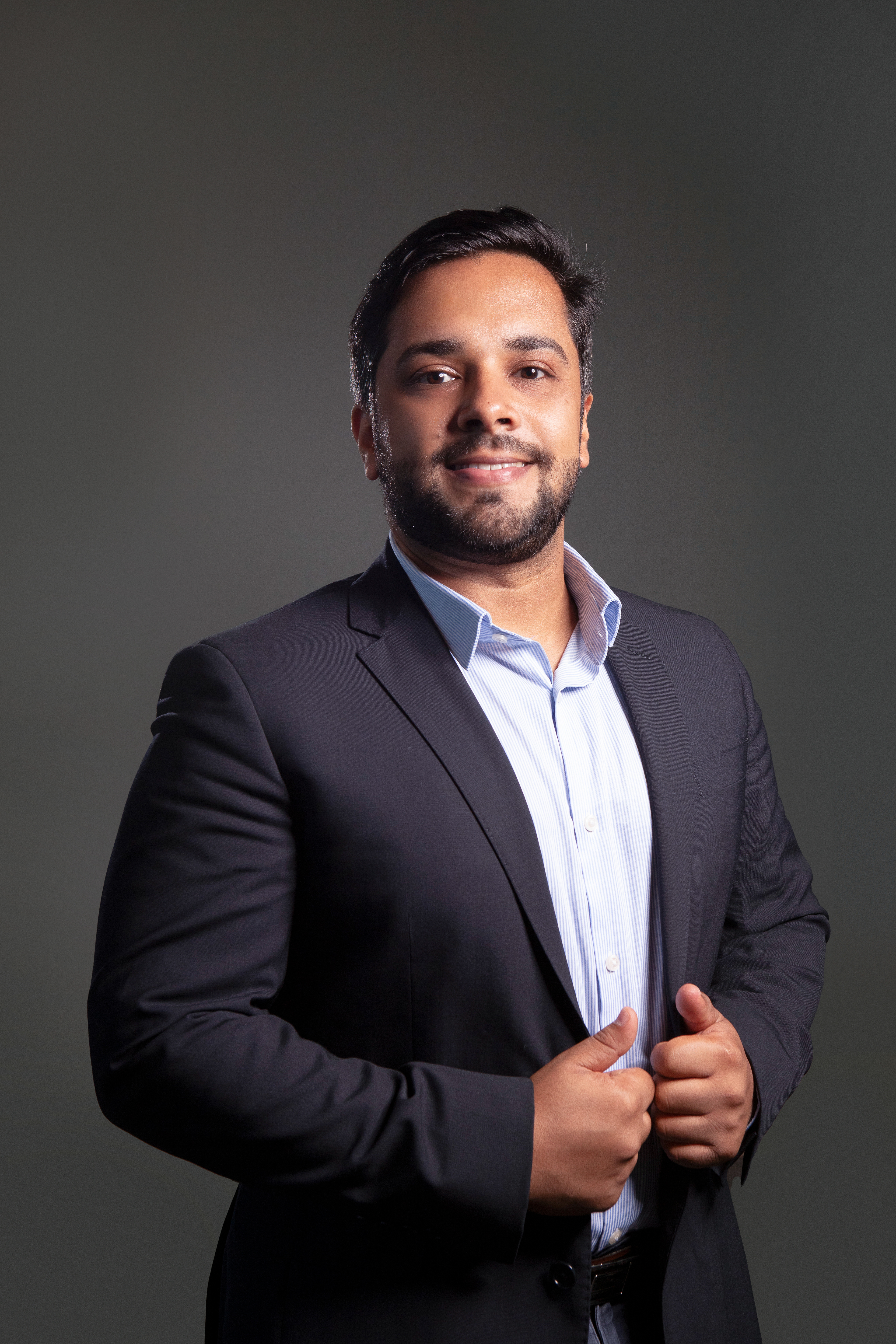 Retratos corporativos del equipo de Singular Securities en Panamá. Una sesión profesional que refleja unidad, experiencia y compromiso en el ámbito financiero.