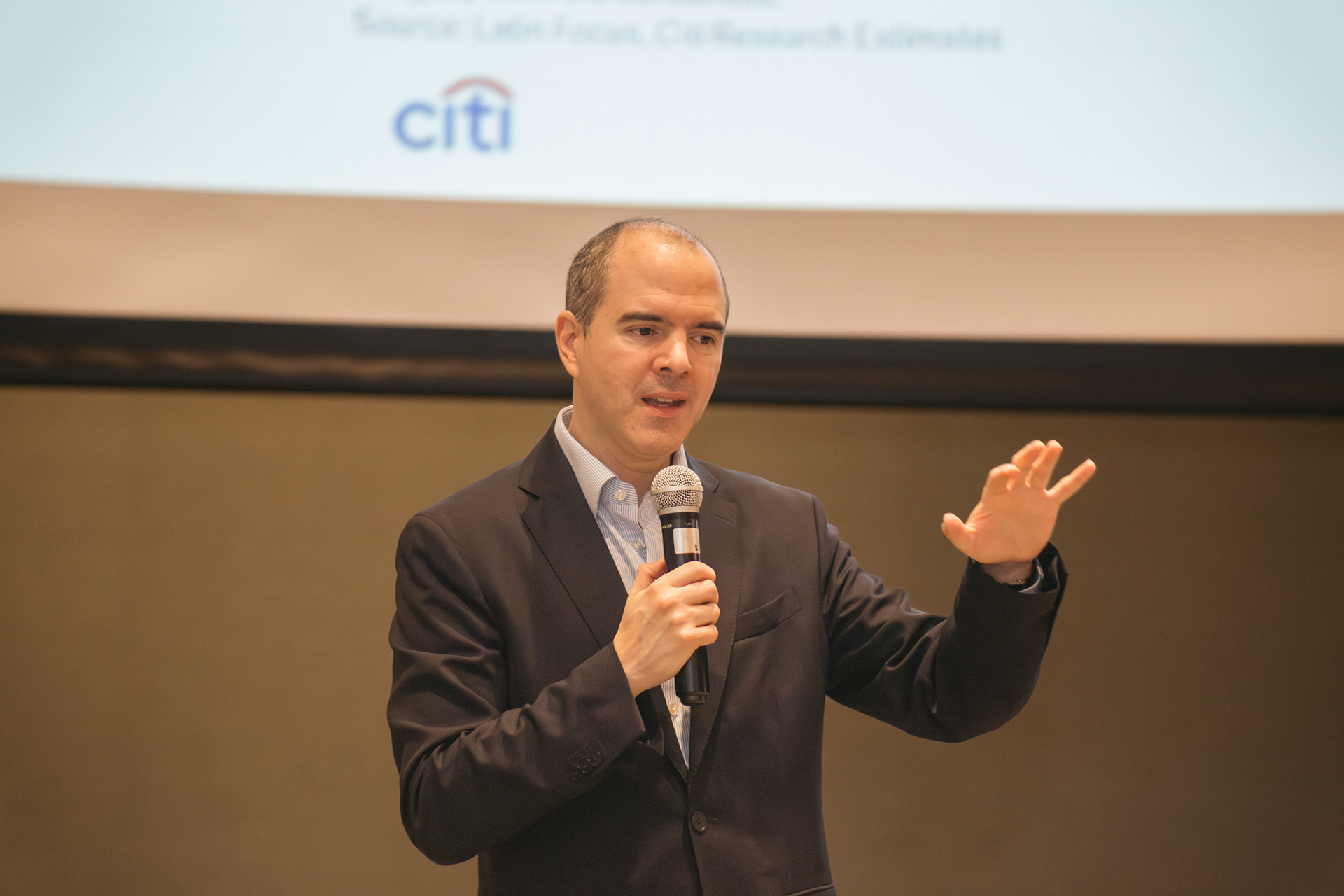 Imágenes del conversatorio organizado por Citi sobre elecciones en Estados Unidos, capturando momentos clave, ponentes y la interacción profesional durante el evento.