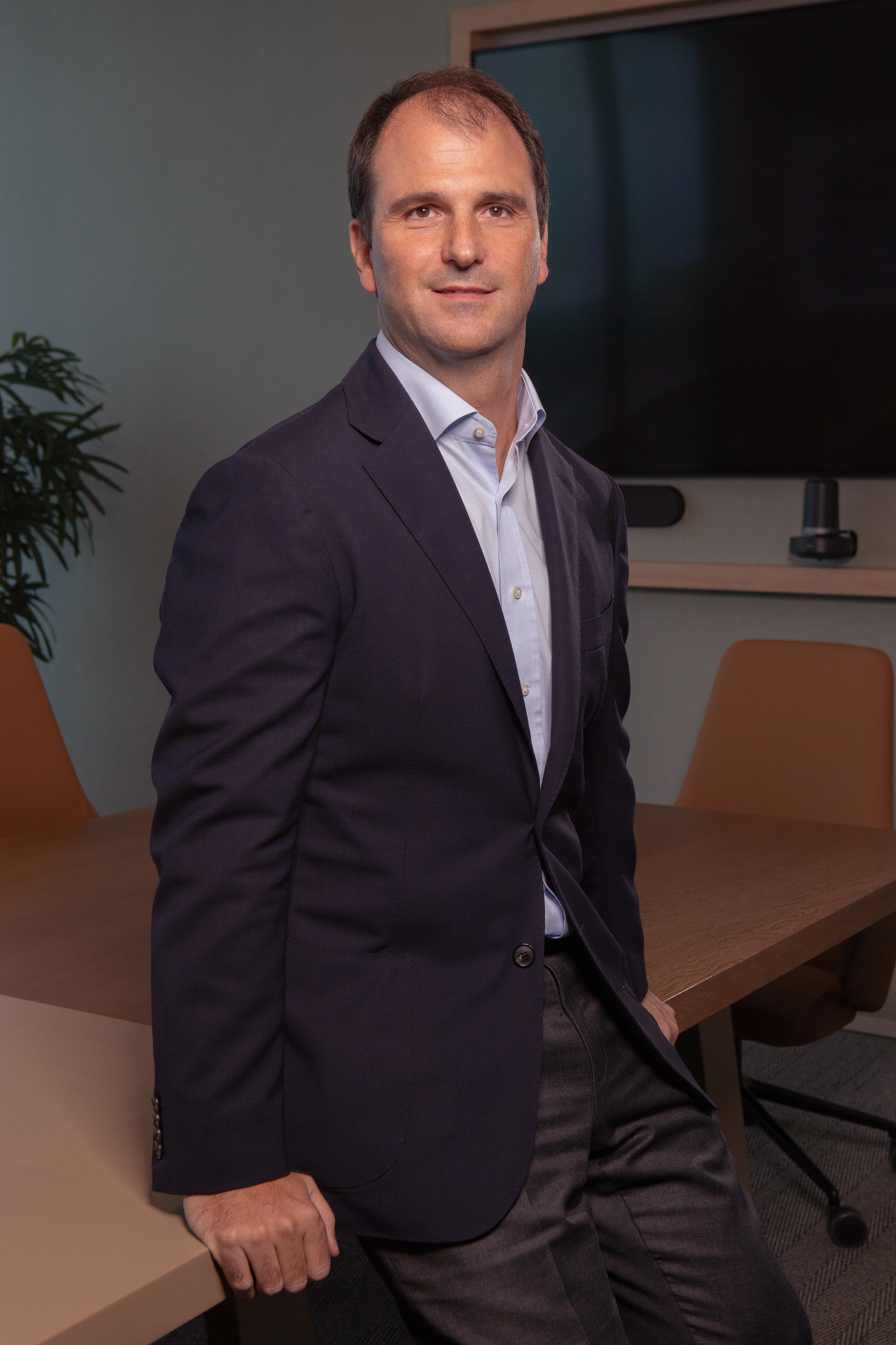Retratos profesionales de Sergi Lucas, Vicepresidente de CAPAMEC, realizados en Panamá para resaltar su presencia ejecutiva y liderazgo dentro del sector empresarial.