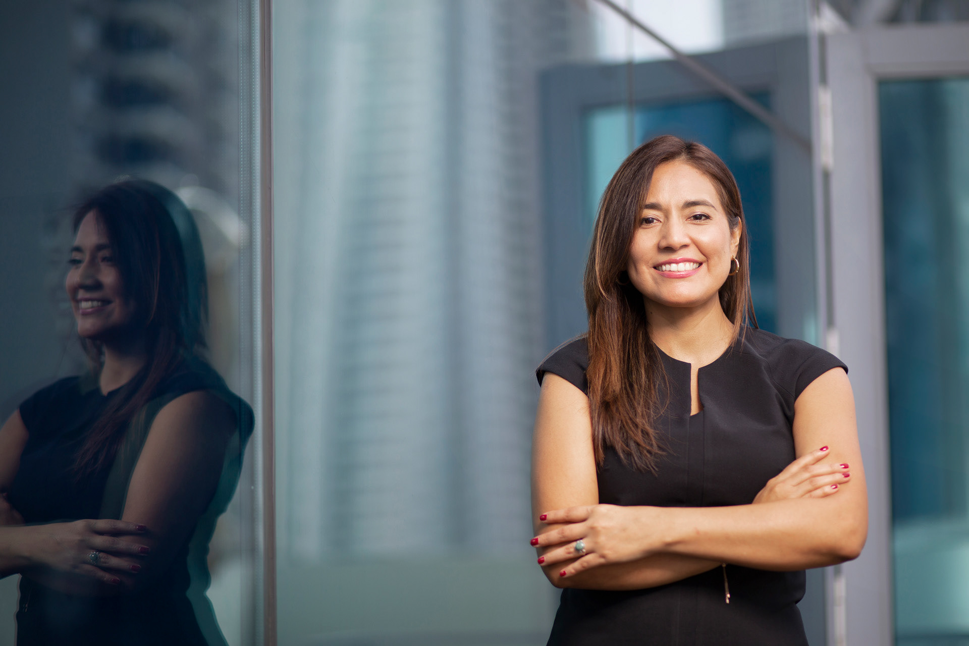 Retratos ejecutivos de Luisa Pino, Director de Account Management en Mastercard Panamá. Una sesión que destaca su profesionalismo y liderazgo en la gestión de cuentas clave.