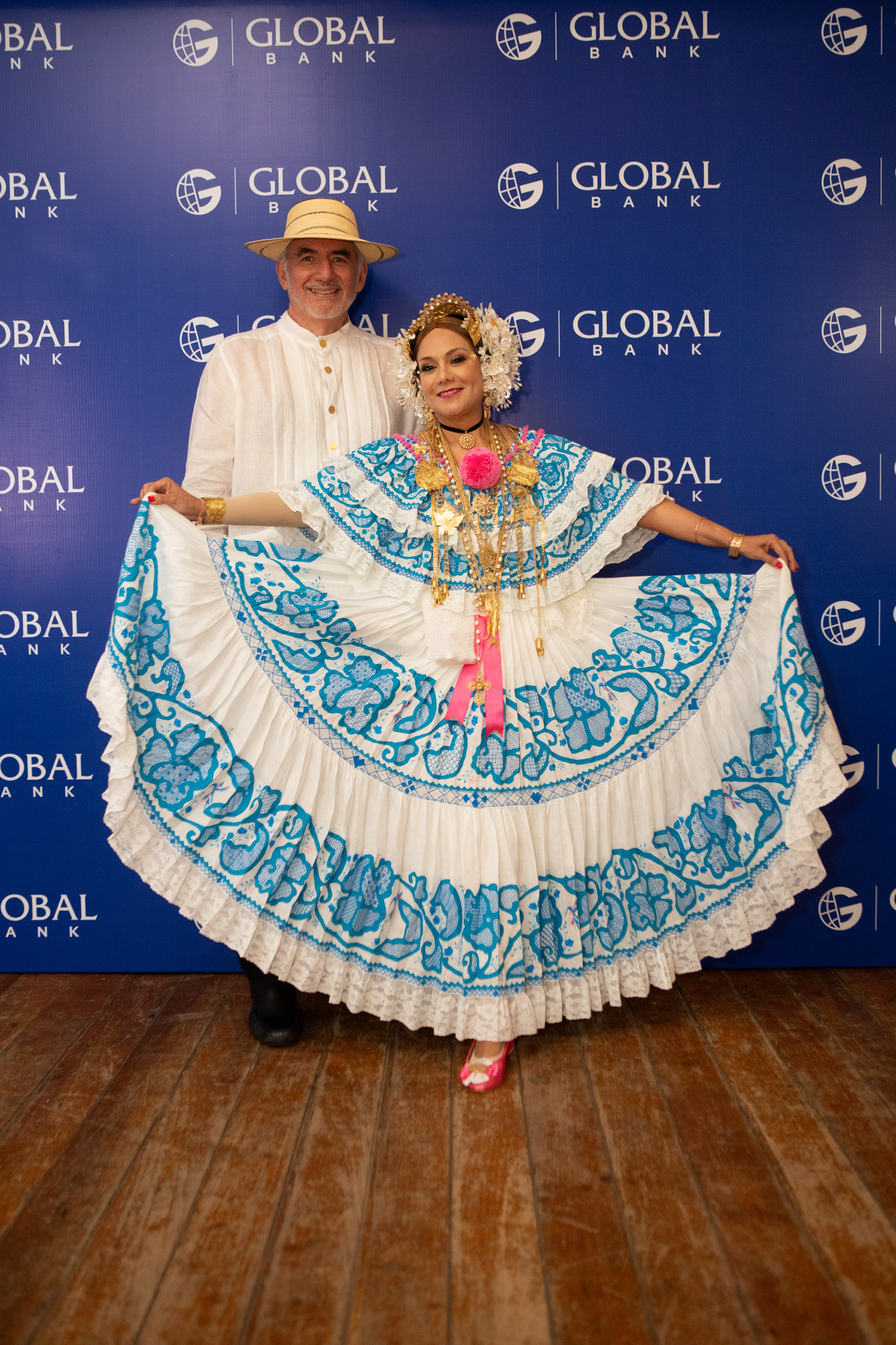Presencia de Global Bank en el Desfile de las Mil Polleras 2024. Una fusión entre identidad nacional y compromiso institucional, capturada con mirada profesional y sensibilidad cultural.