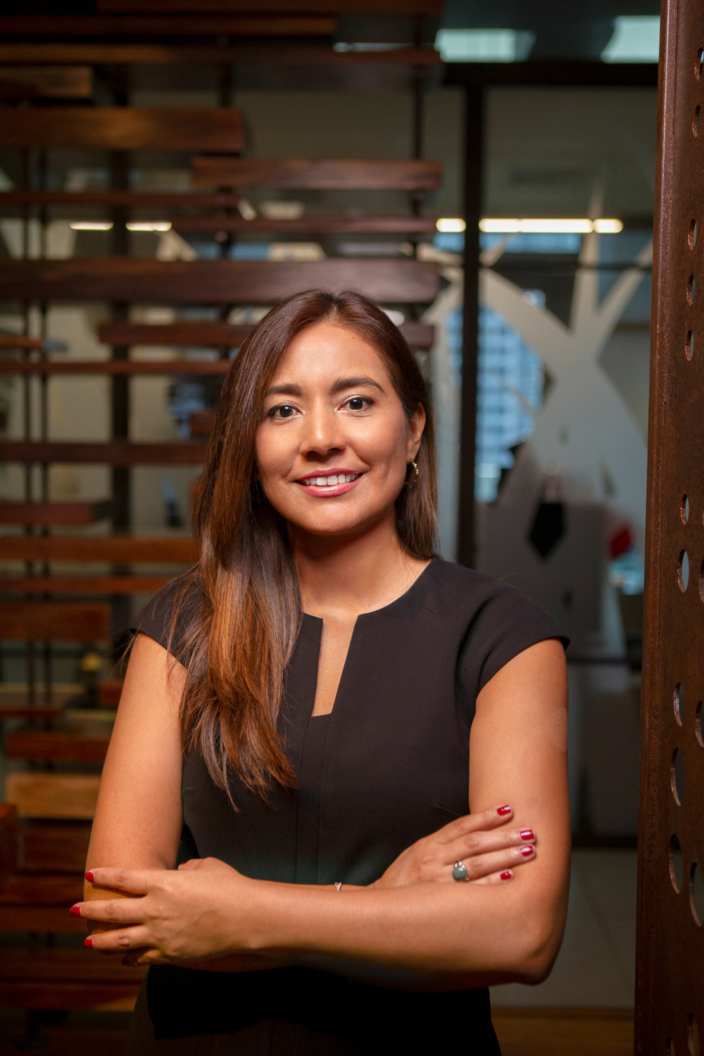 Retratos ejecutivos de Luisa Pino, Director de Account Management en Mastercard Panamá. Una sesión que destaca su profesionalismo y liderazgo en la gestión de cuentas clave.