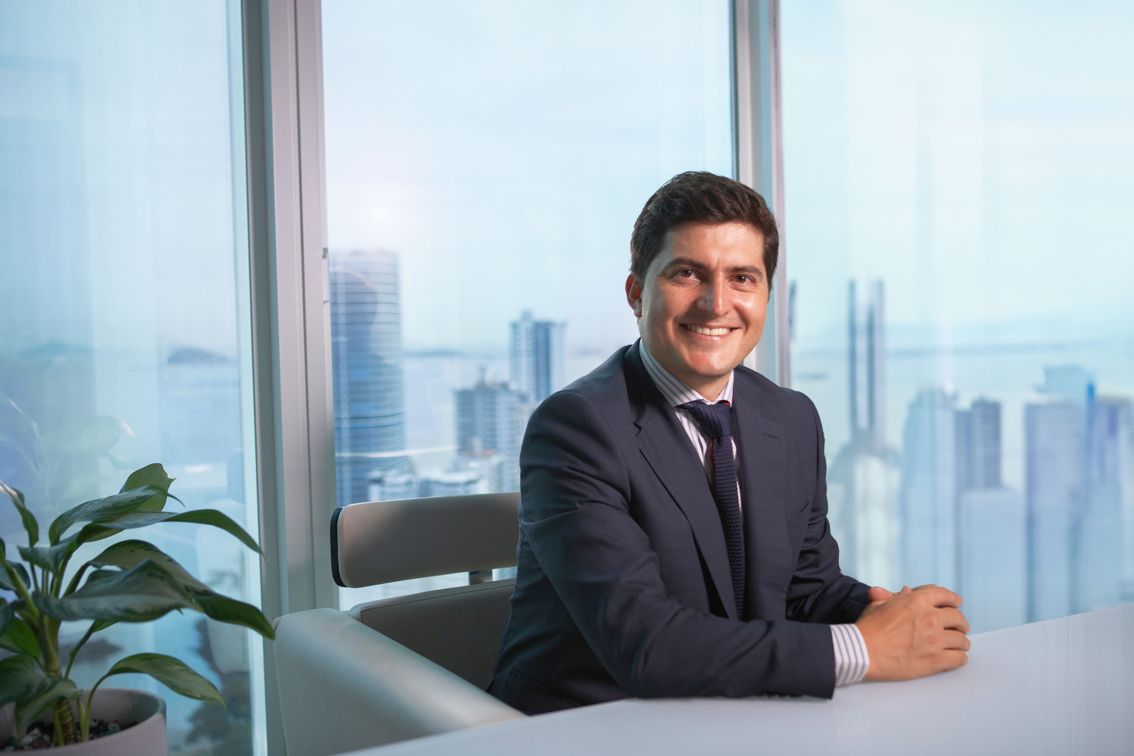 Retratos profesionales de Elkin Cetina, gerente en Mastercard Panamá. Una sesión diseñada para reflejar su liderazgo y presencia sólida en el sector financiero.