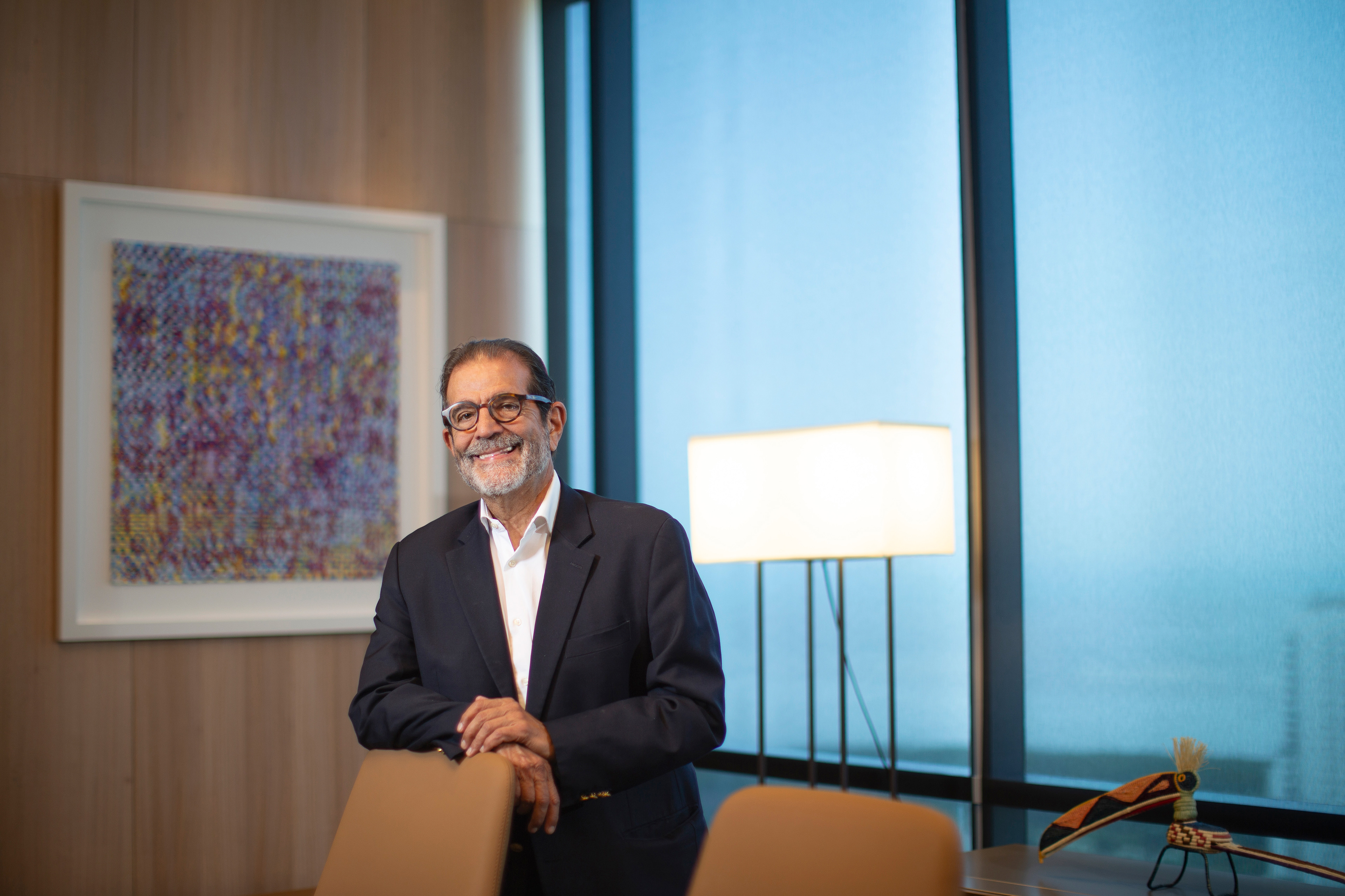 Retratos profesionales de Roberto Brenes, presidente de Singular . Una sesión que destaca su liderazgo y compromiso con la visión empresarial.
