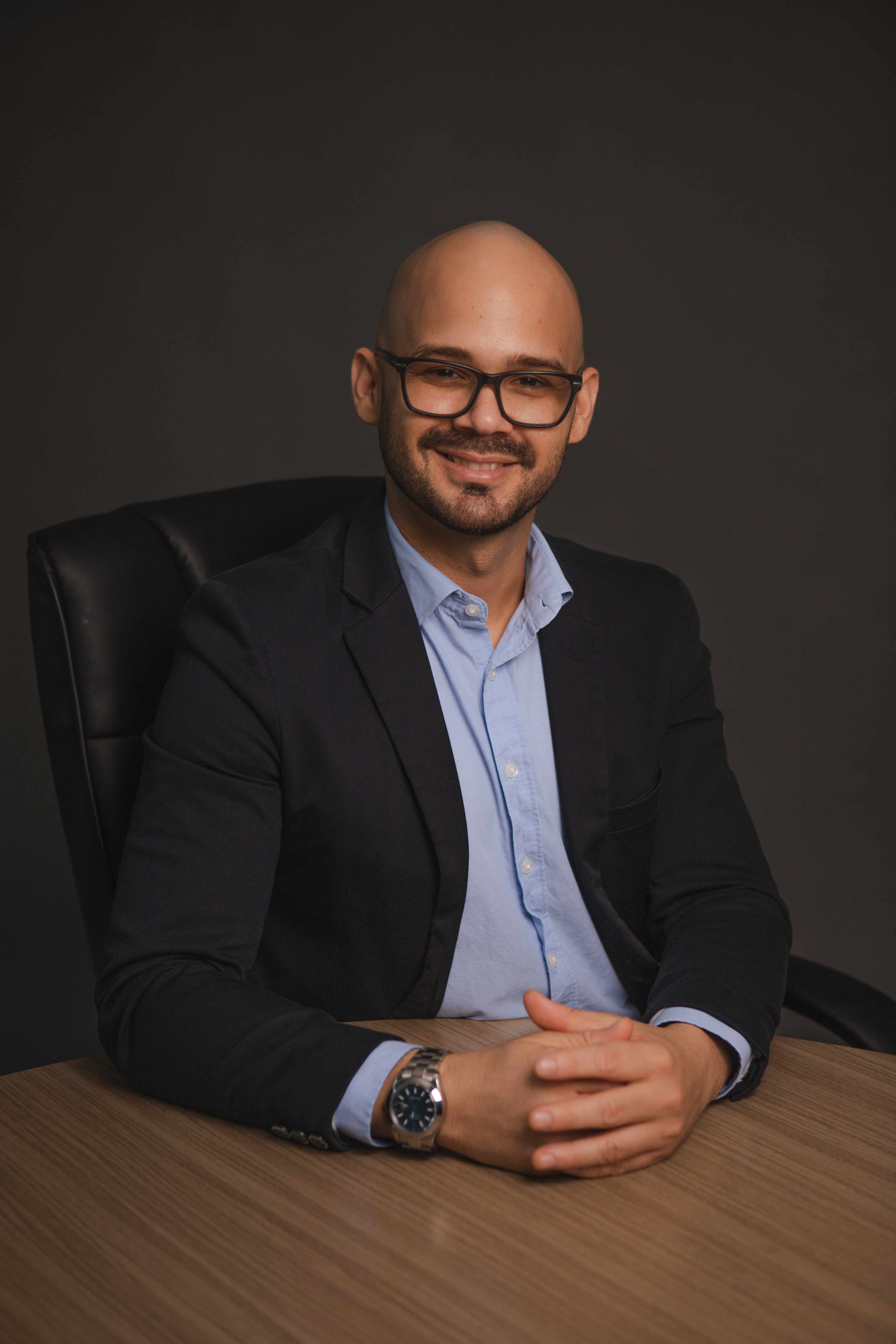 Retratos ejecutivos de Leonardo Torres, CEO de Green Brands & Marketing. Fotografías que reflejan liderazgo, enfoque estratégico e imagen profesional en la industria del marketing.