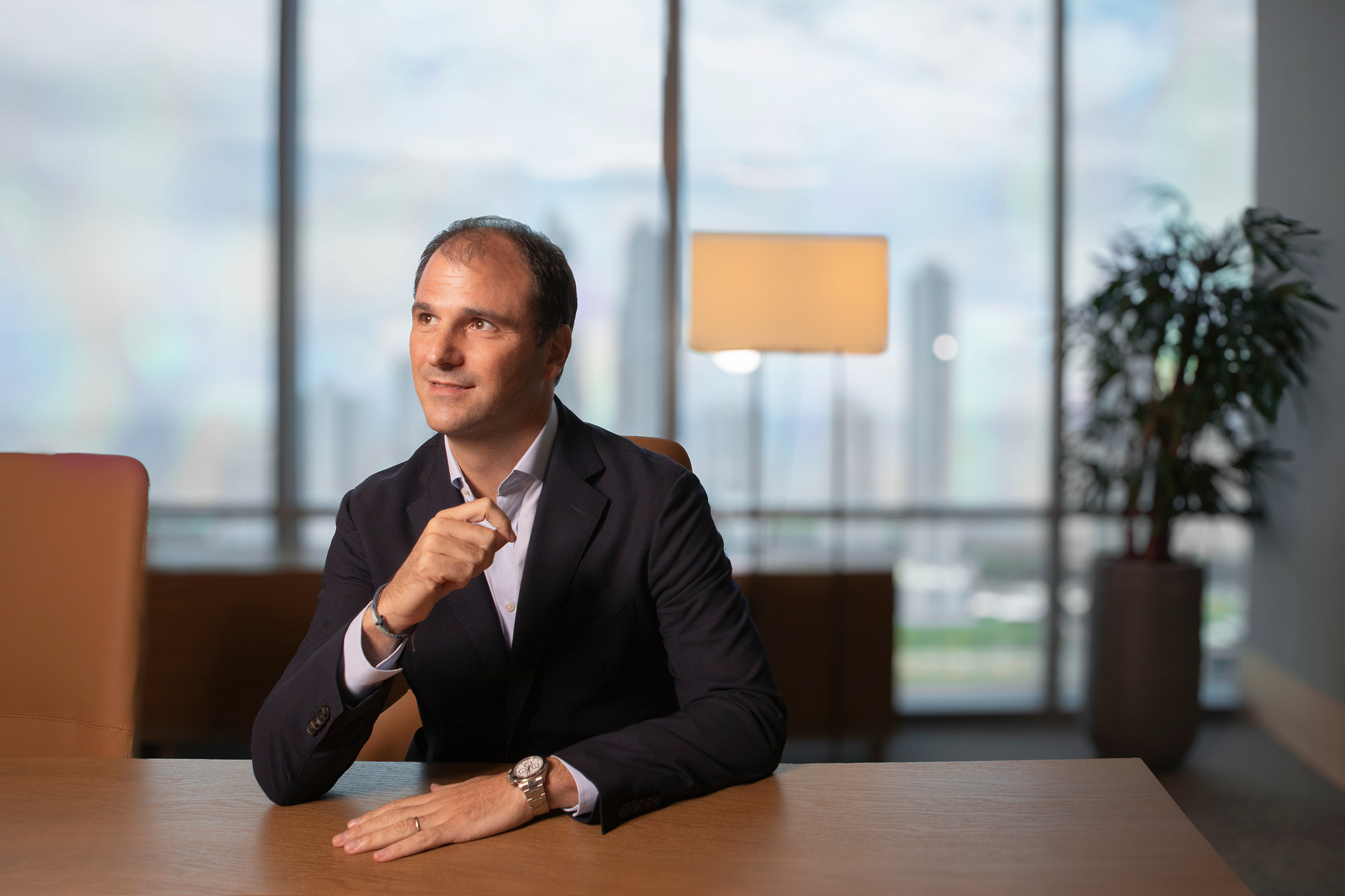 Retratos profesionales de Sergi Lucas, Vicepresidente de CAPAMEC, realizados en Panamá para resaltar su presencia ejecutiva y liderazgo dentro del sector empresarial.
