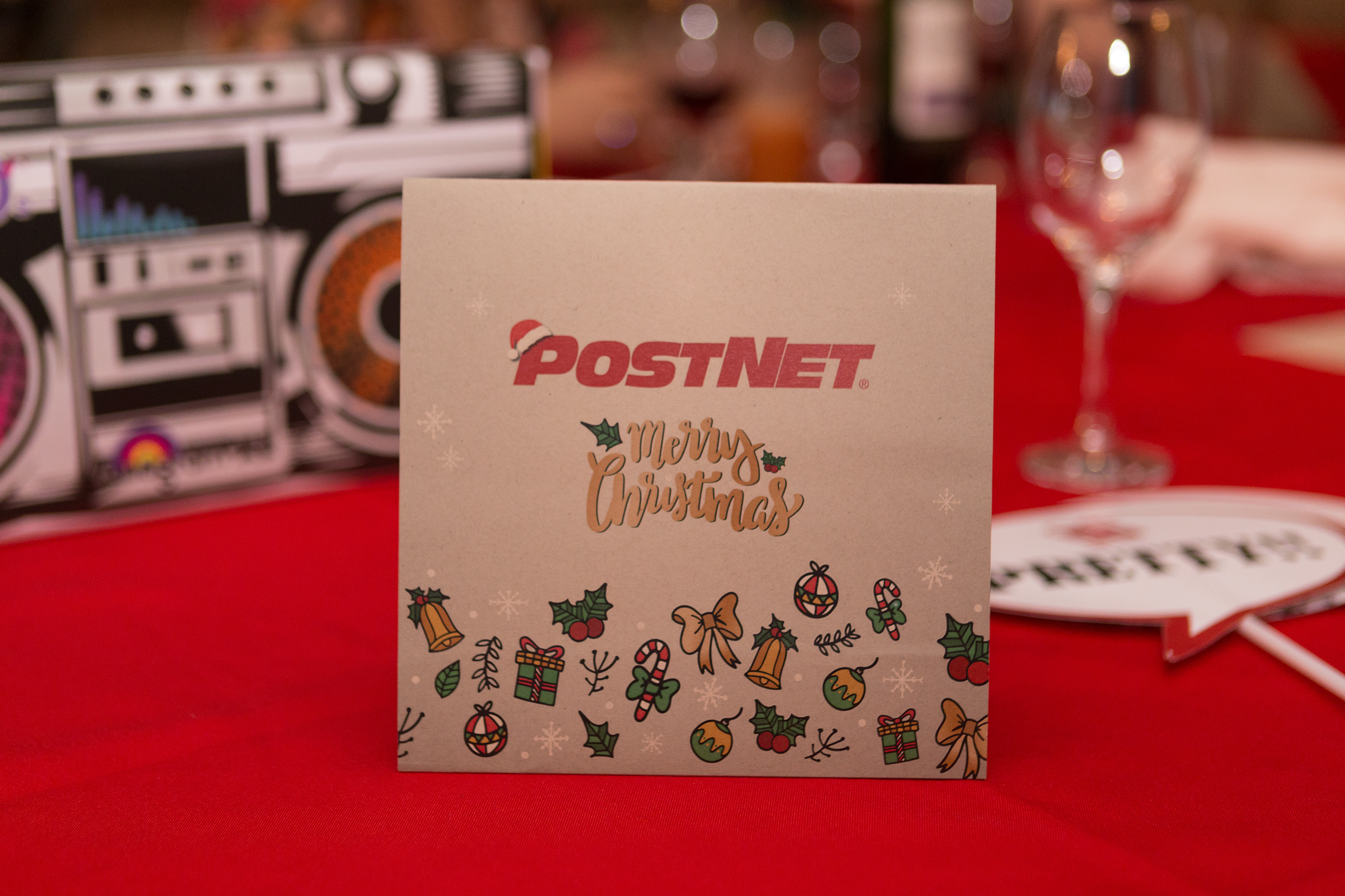 Momentos de la fiesta de Navidad de PostNet en Panamá, con fotografías que capturan alegría, compañerismo y espíritu corporativo festivo.