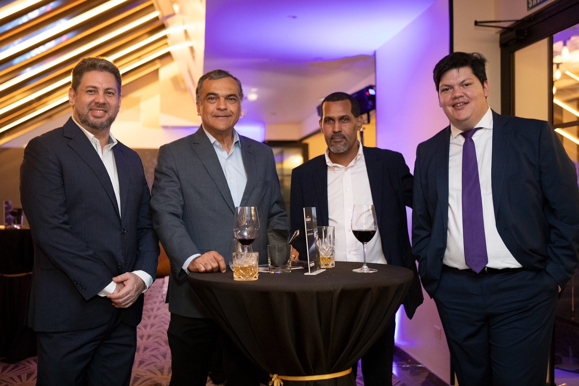 Imágenes del coctél de Alutech celebrando la emisión exitosa de su bono rotativo. Captura profesional para memorias empresariales, prensa y comunicación interna.