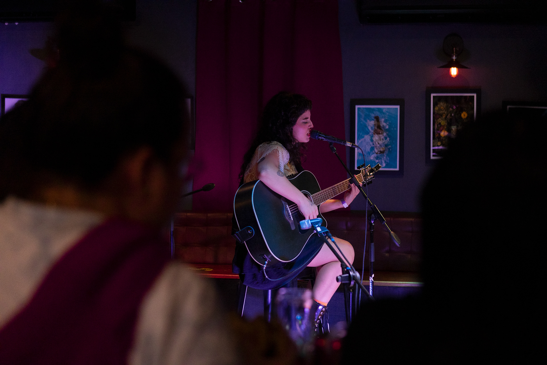 Butumpa de Mujeres en Canvas Urbano: una explosión de arte, expresión visual y poder femenino en Cervecería Central. Fotografía con enfoque editorial para visibilizar cultura, identidad y comunidad.