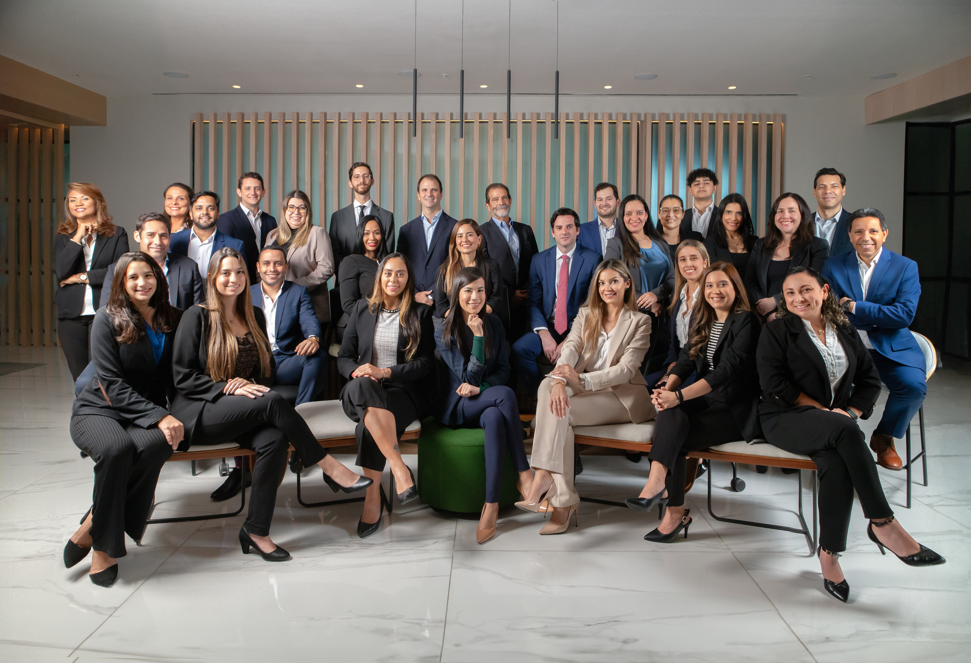 Retratos corporativos del equipo de Singular Securities en Panamá. Una sesión profesional que refleja unidad, experiencia y compromiso en el ámbito financiero.