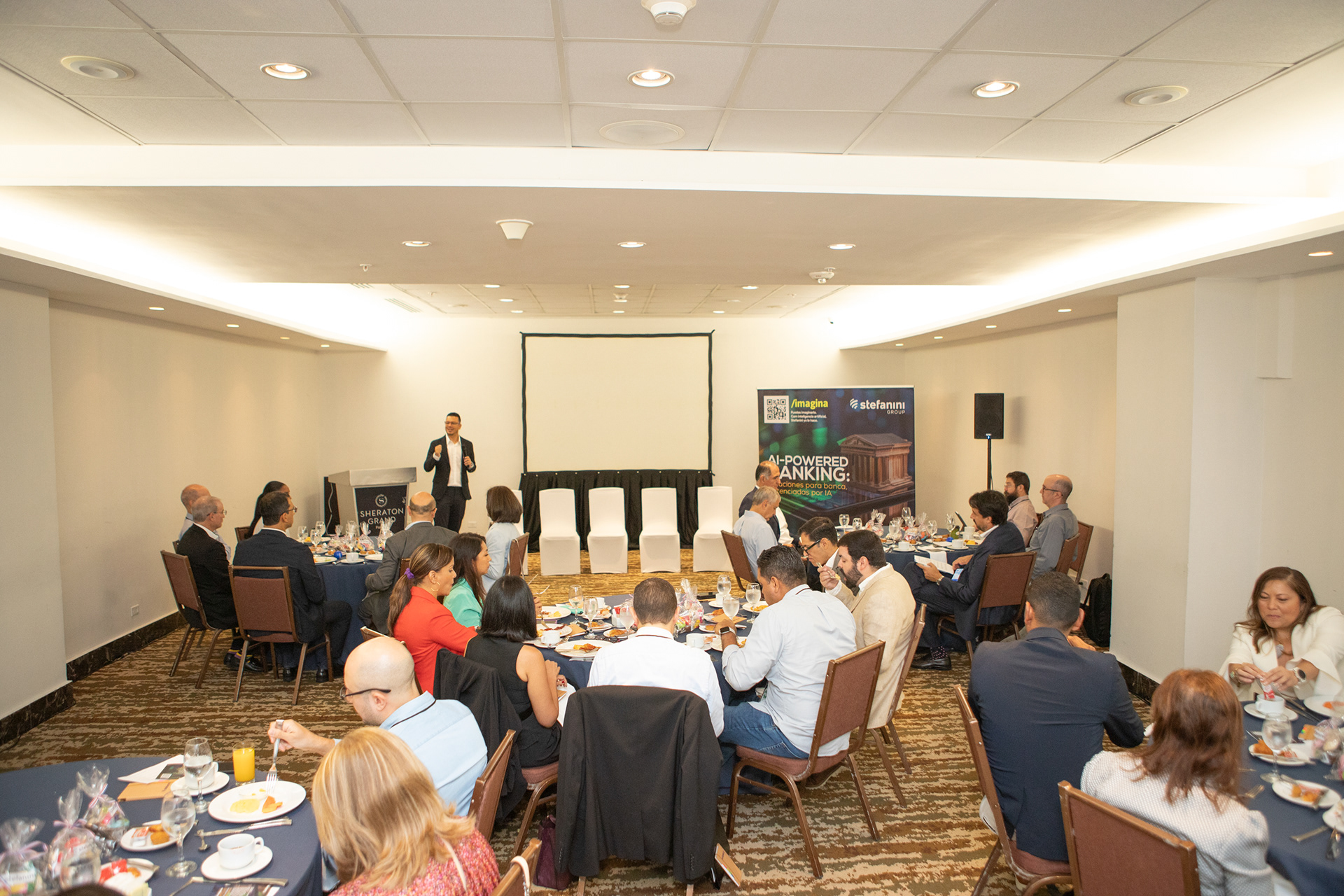 AI Powered Banking: una experiencia de innovación financiera organizada por Stefanini Group y Cobis Topaz en Panamá. Fotografía profesional que captura tecnología, networking y visión de futuro para la banca digital.