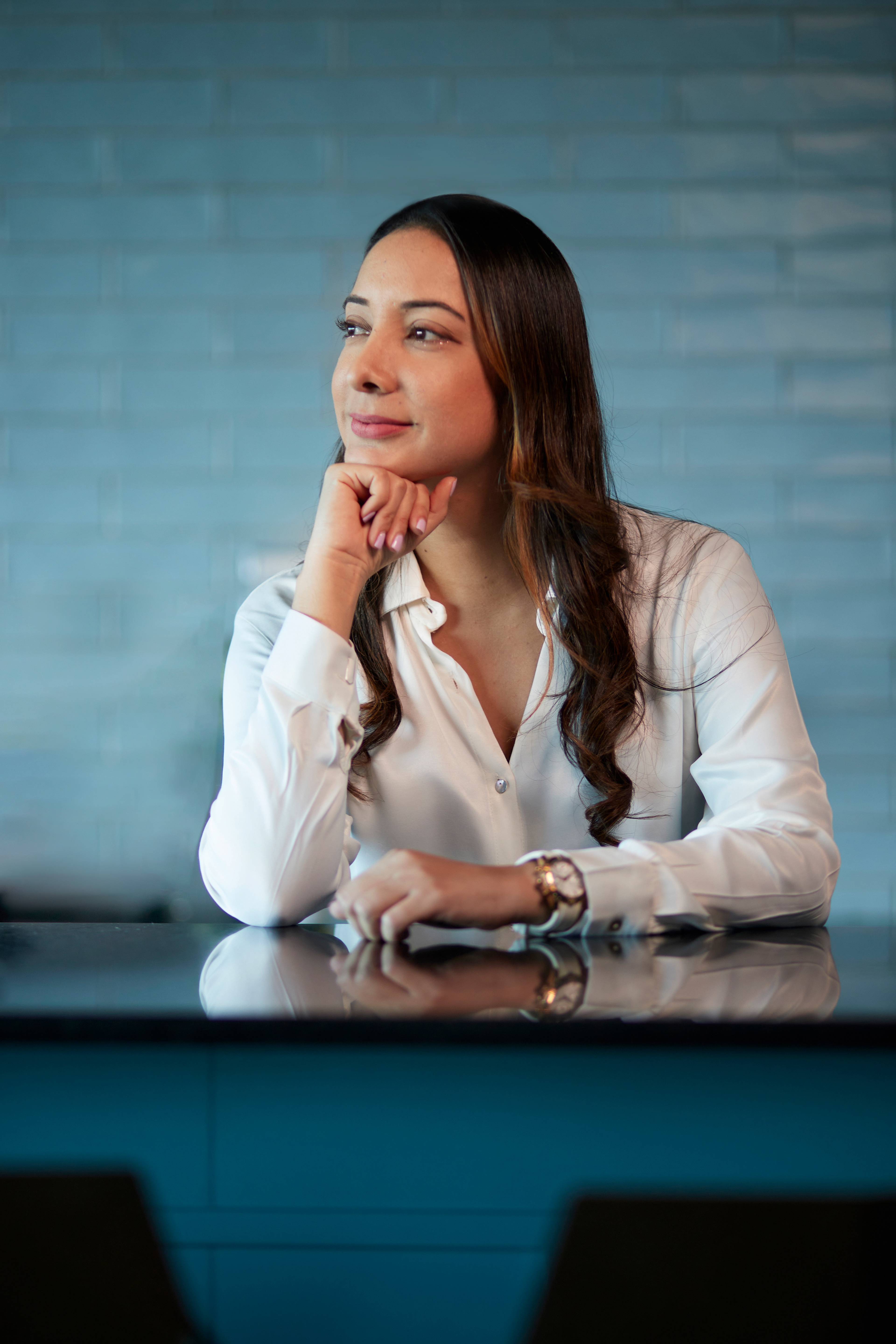 Retratos profesionales de la abogada Sindy Pulmarejo en Panamá. Fotografías que reflejan autoridad, confianza y una imagen impecable en el entorno jurídico.