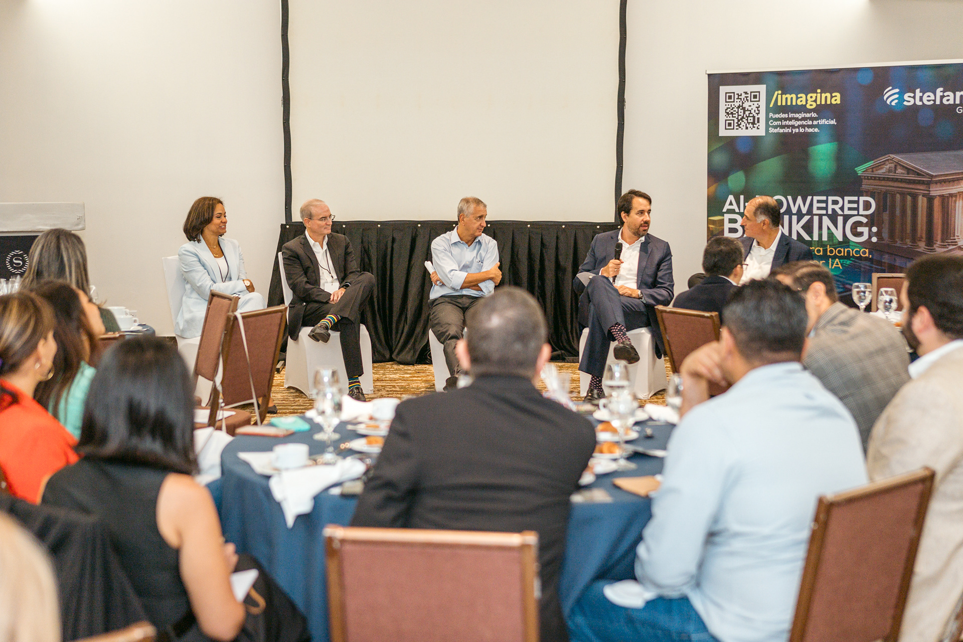 AI Powered Banking: una experiencia de innovación financiera organizada por Stefanini Group y Cobis Topaz en Panamá. Fotografía profesional que captura tecnología, networking y visión de futuro para la banca digital.