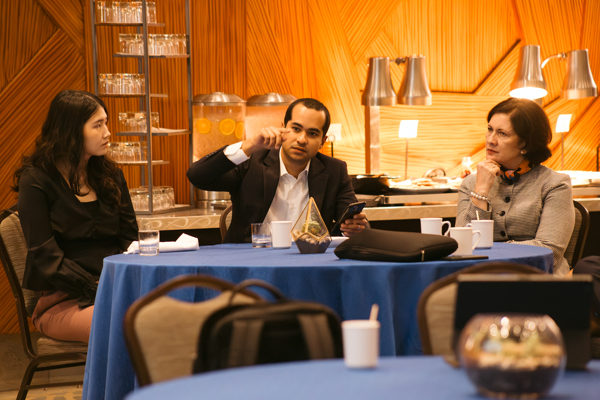 Imágenes del conversatorio organizado por Citi sobre elecciones en Estados Unidos, capturando momentos clave, ponentes y la interacción profesional durante el evento.