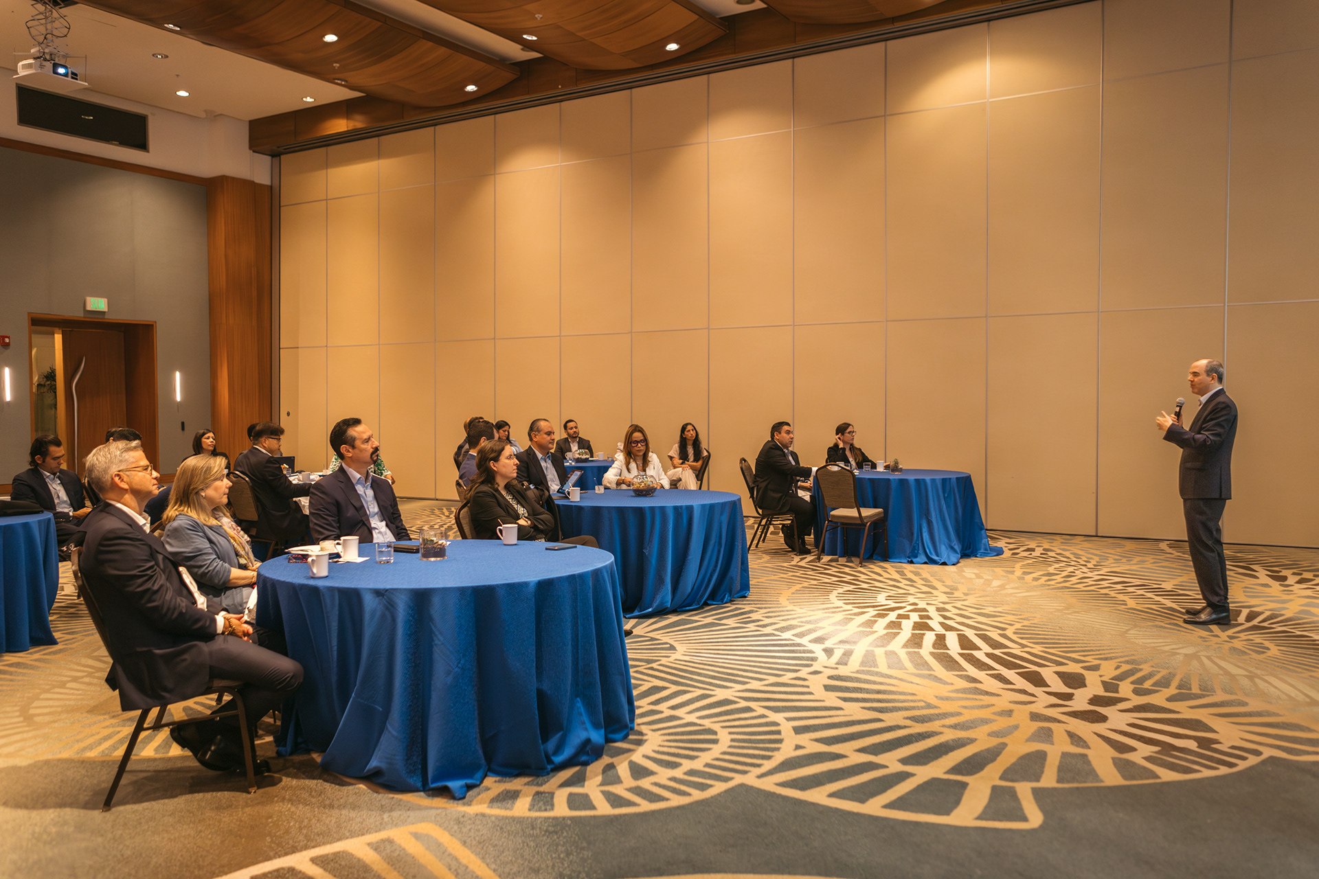 Imágenes del conversatorio organizado por Citi sobre elecciones en Estados Unidos, capturando momentos clave, ponentes y la interacción profesional durante el evento.