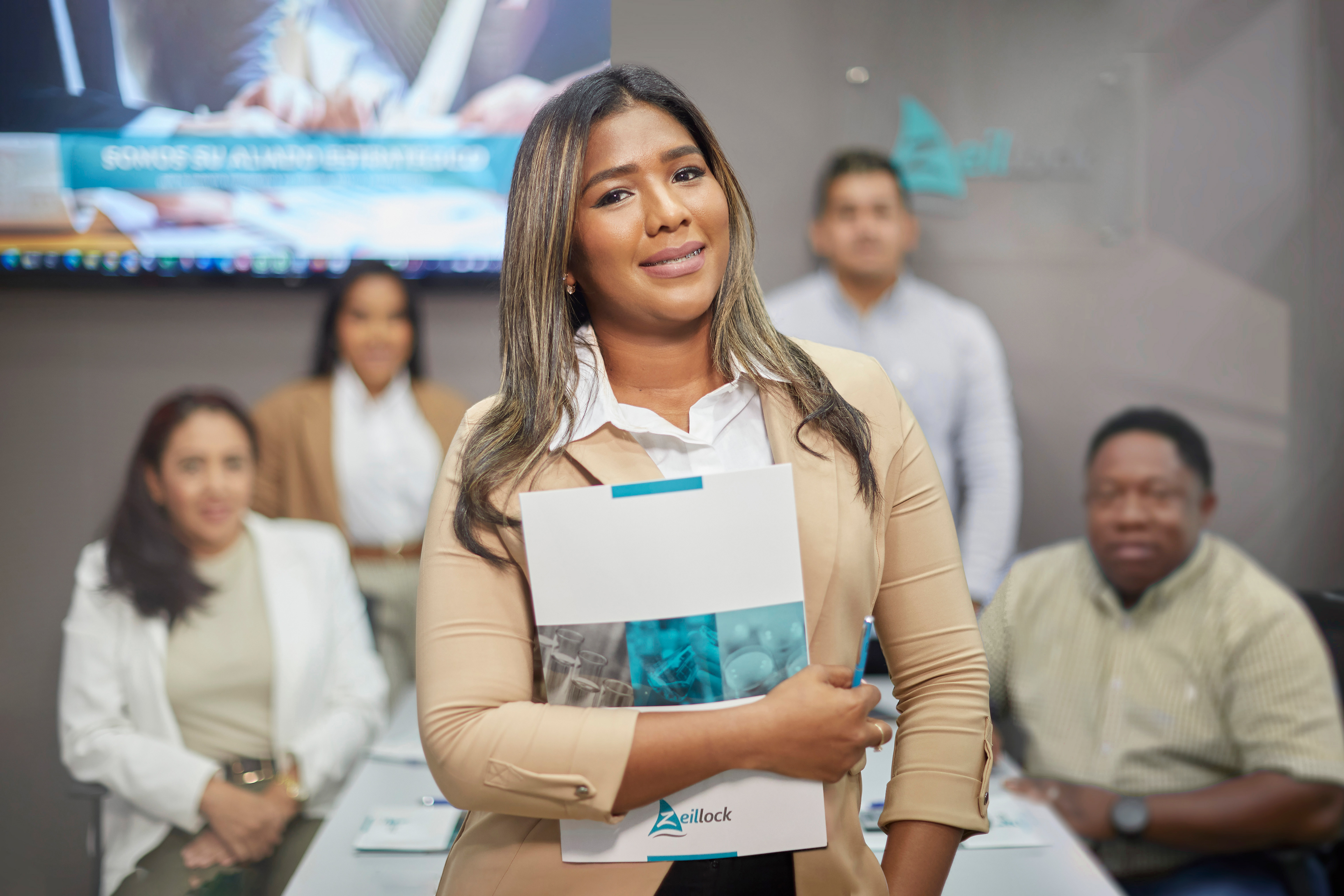 Fotografías ejecutivas del equipo de Zeillock Inc en Panamá. Retratos que reflejan profesionalismo, cohesión y la identidad corporativa de la empresa.