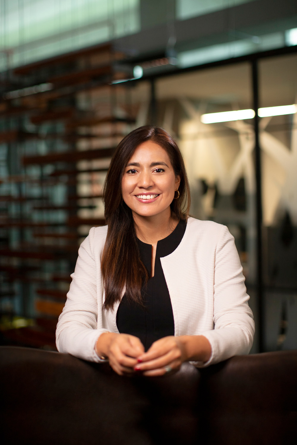Retratos ejecutivos de Luisa Pino, Director de Account Management en Mastercard Panamá. Una sesión que destaca su profesionalismo y liderazgo en la gestión de cuentas clave.