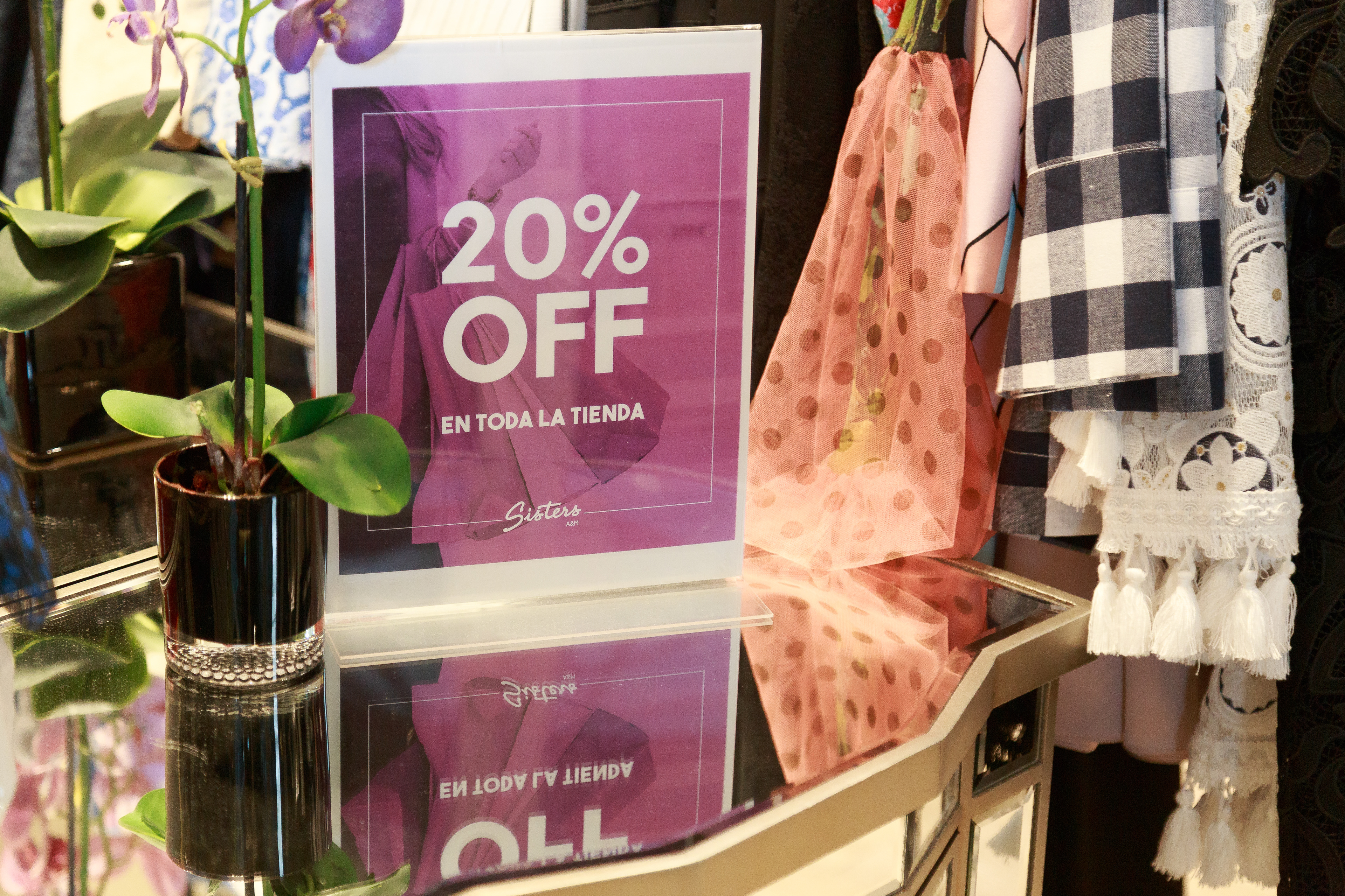 Cobertura del evento SALE de Sisters Boutique en Panamá, capturando el ambiente de moda, interacción con clientes y detalles de una jornada de compras especial.