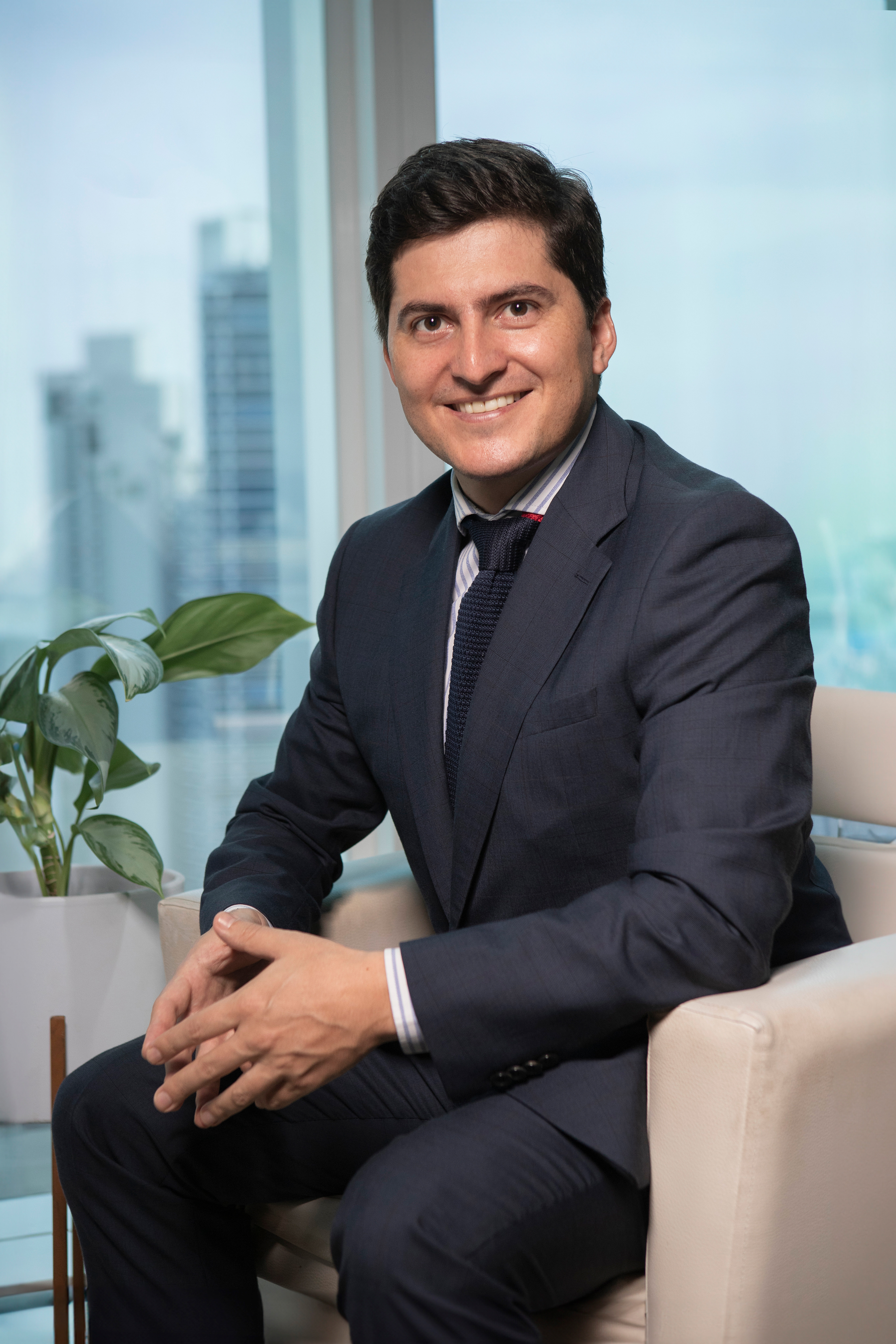 Retratos profesionales de Elkin Cetina, gerente en Mastercard Panamá. Una sesión diseñada para reflejar su liderazgo y presencia sólida en el sector financiero.