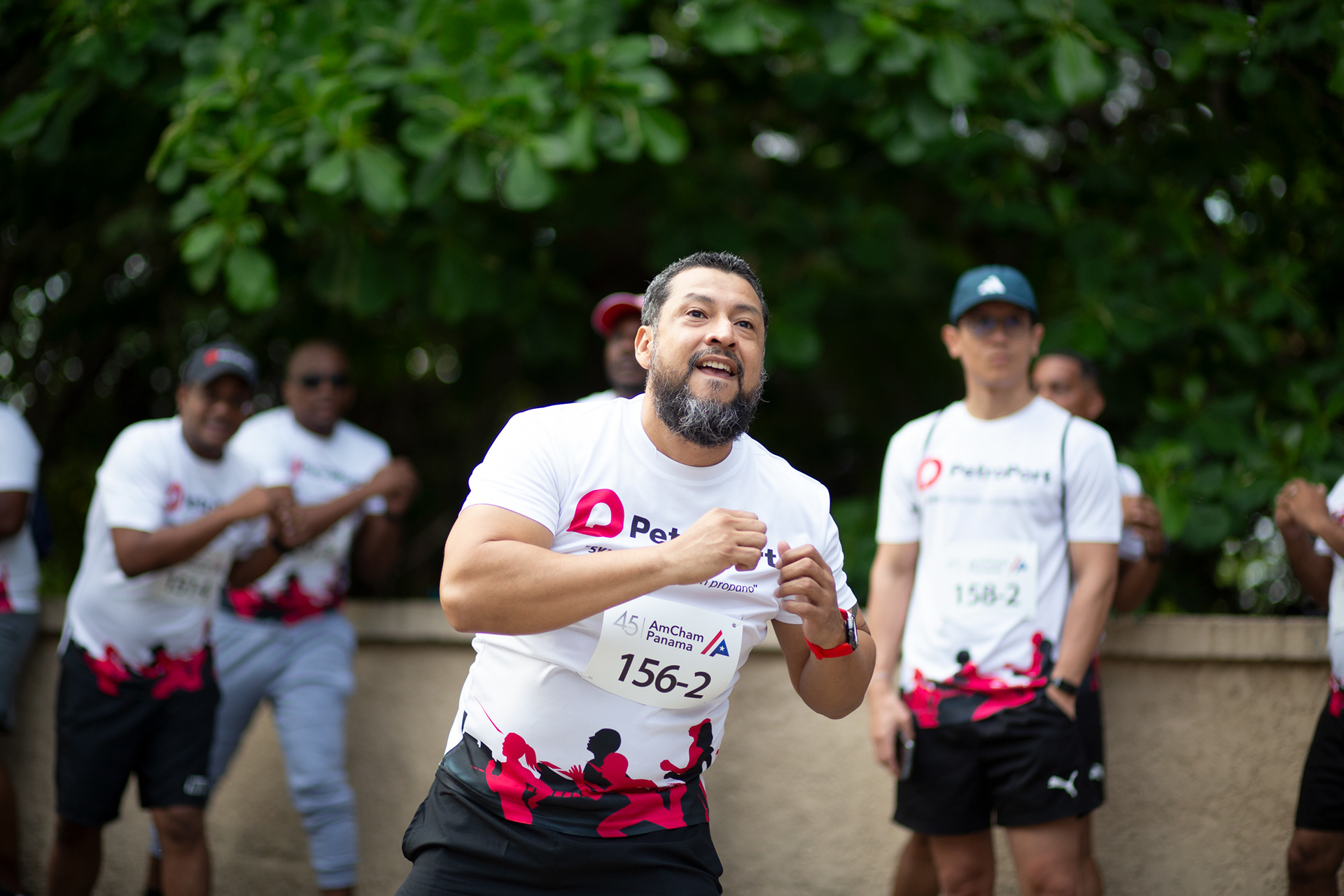 Instantáneas de la Carrera AmCham 2024 en Ciudad de Panamá: energía, comunidad y bienestar empresarial en cada paso. Ideal para reportes de RSE, redes sociales y memorias corporativas.
