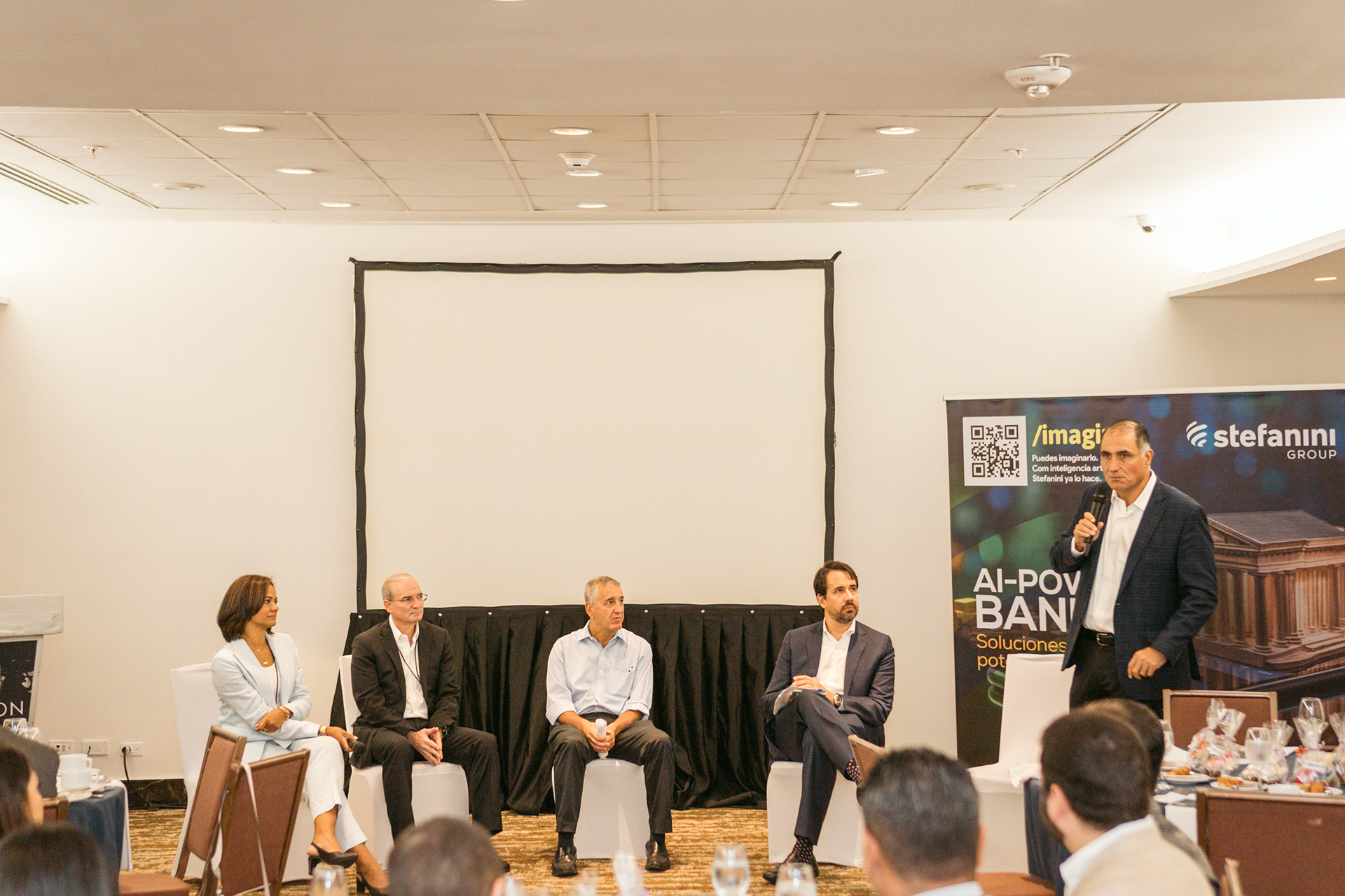 AI Powered Banking: una experiencia de innovación financiera organizada por Stefanini Group y Cobis Topaz en Panamá. Fotografía profesional que captura tecnología, networking y visión de futuro para la banca digital.