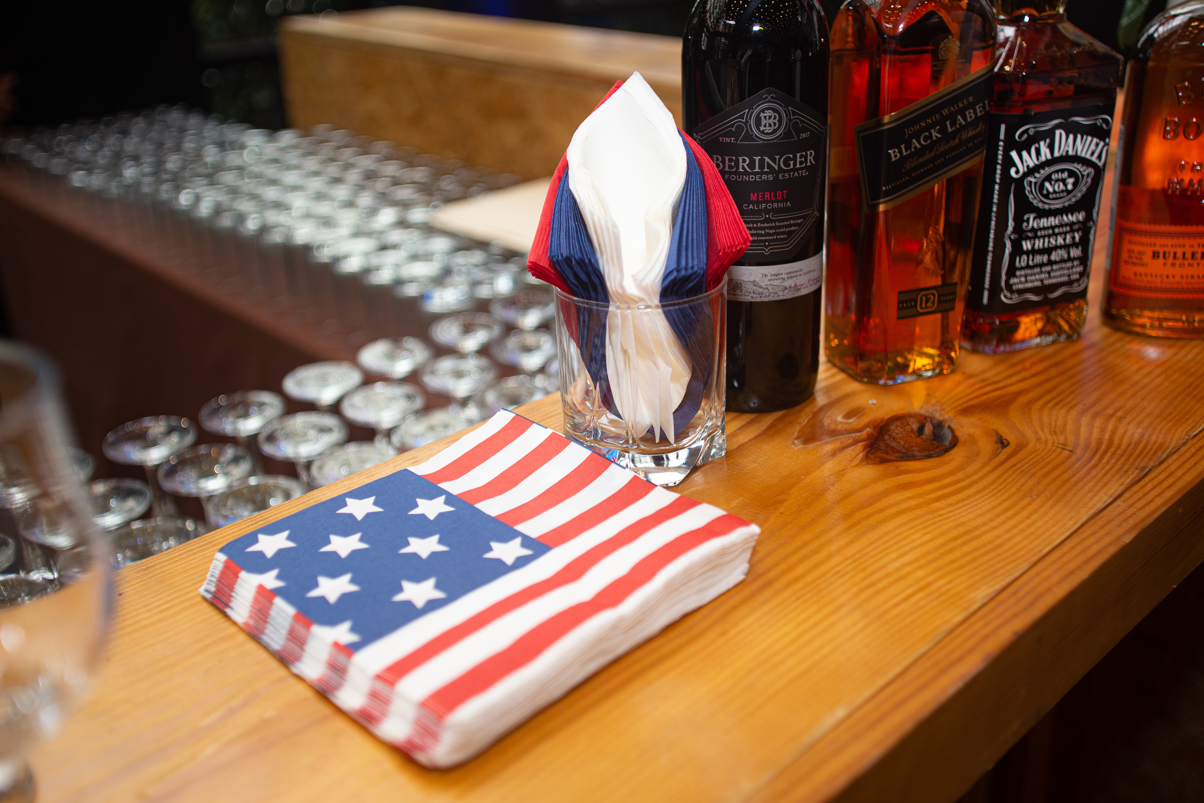 Cobertura del 4th of July organizada por la Embajada de EE.UU. en el Hotel Sheraton Panamá. Imágenes que reflejan el ambiente festivo, diplomático y protocolar del evento.