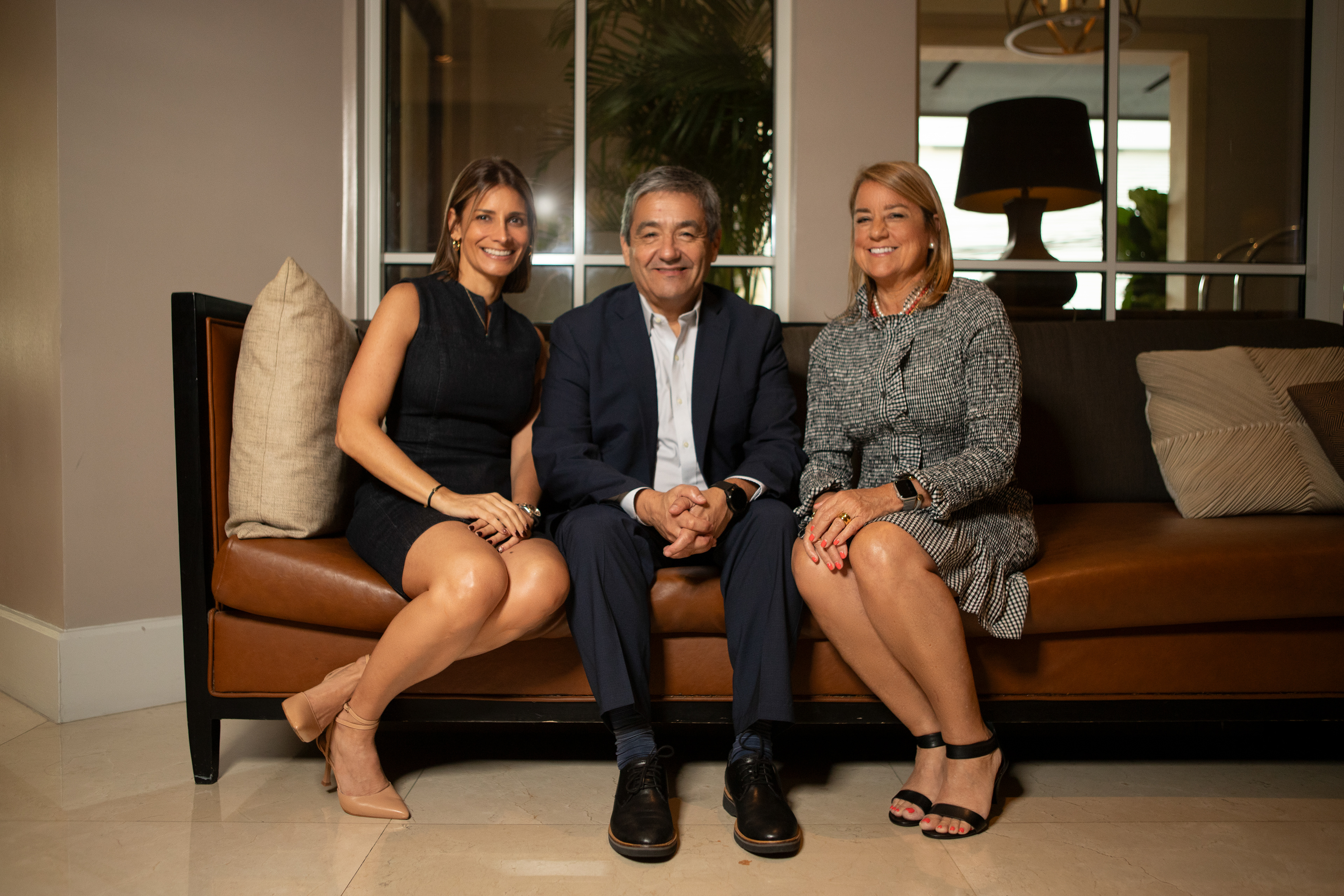 Retratos profesionales de María Lekas, Rodrigo Almarza y María Puig, líderes empresariales en Panamá. Esta sesión fue realizada para el Diario La Prensa, destacando su imagen corporativa y fortaleciendo su marca personal.