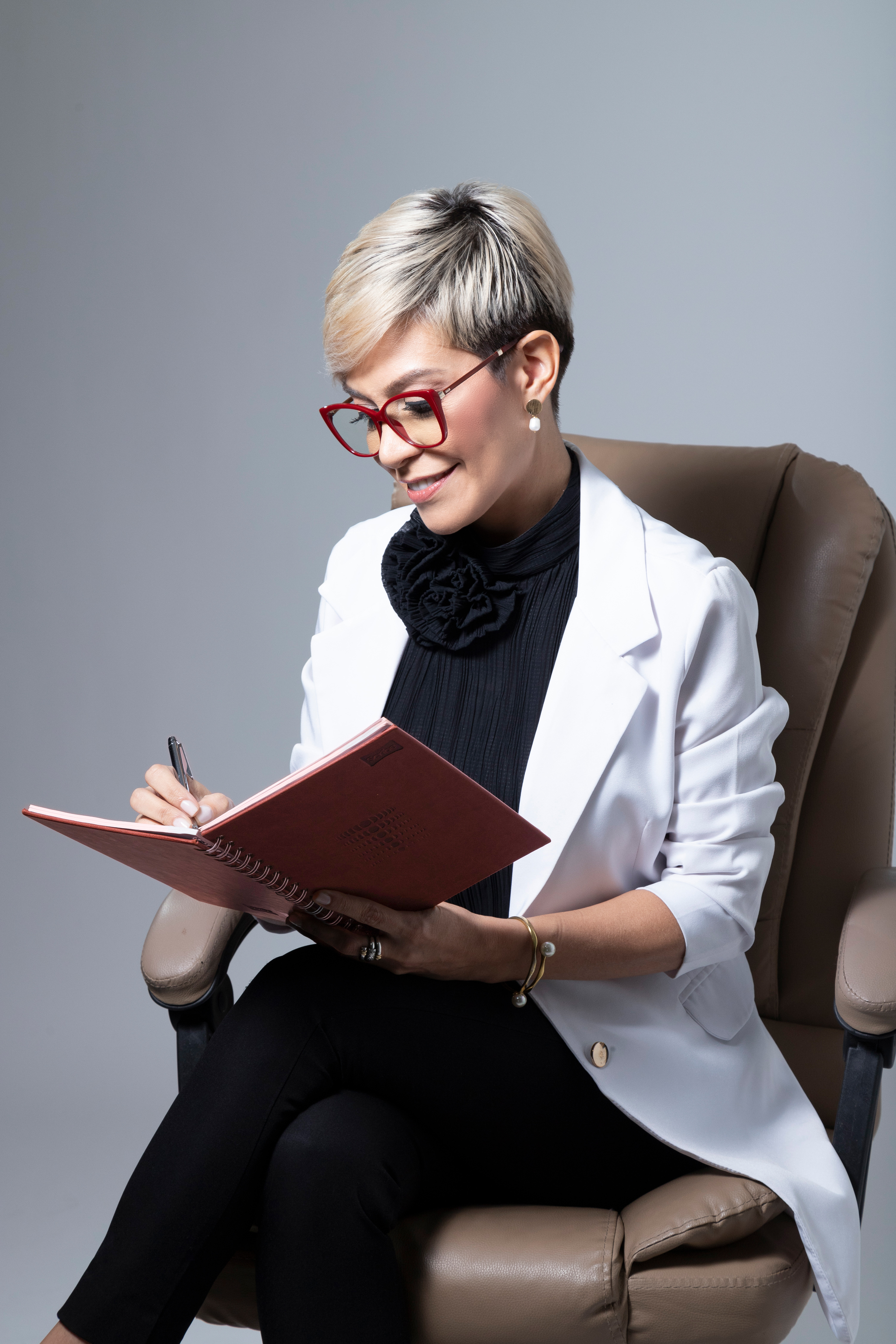 Retratos profesionales de la Dra. Silvia González, experta en Medicina Consciente, Epigenética, WellAging y BioHacking. Una sesión que refleja su enfoque integral y humano para sanar el cuerpo a través de las emociones.