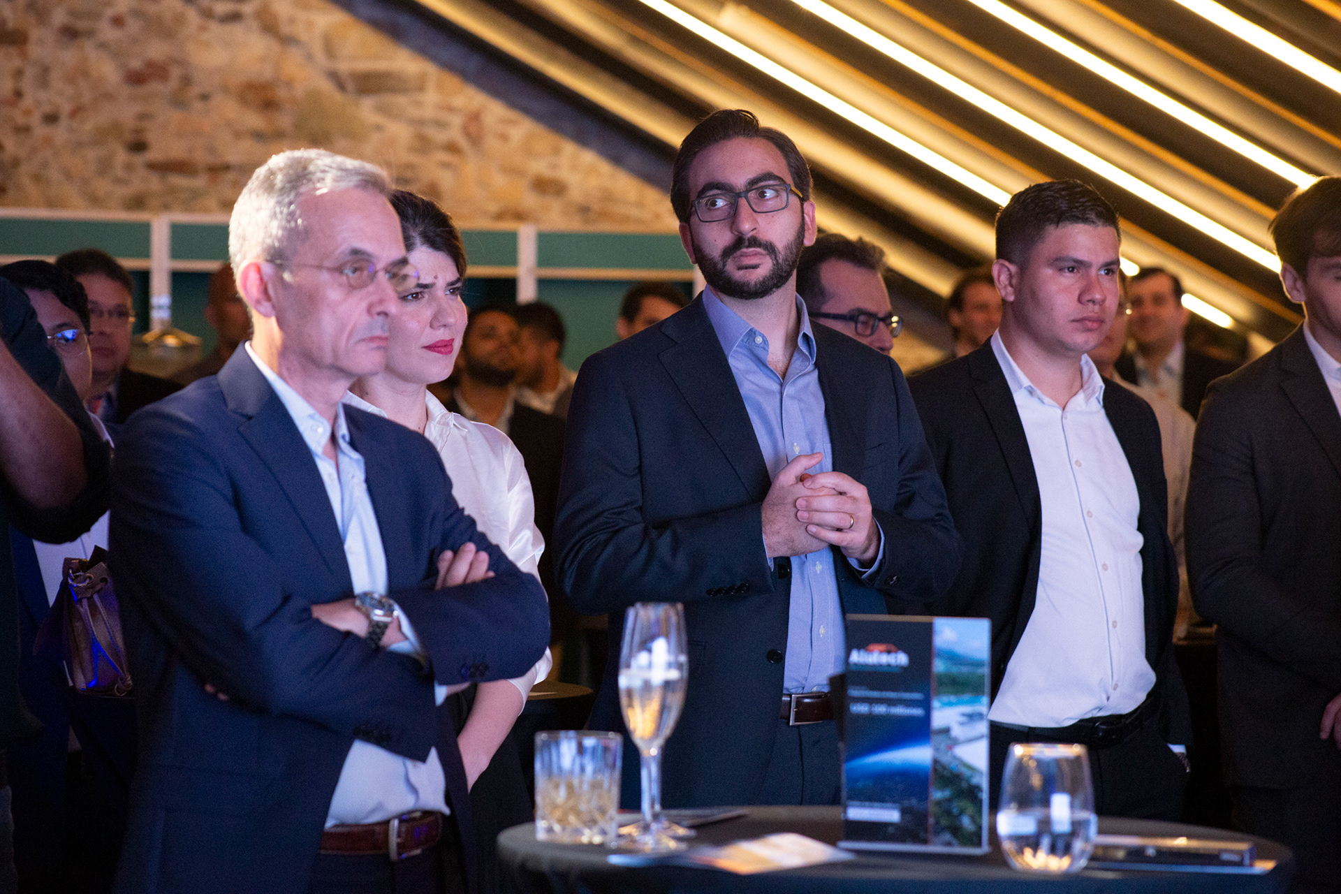 Imágenes del coctél de Alutech celebrando la emisión exitosa de su bono rotativo. Captura profesional para memorias empresariales, prensa y comunicación interna.