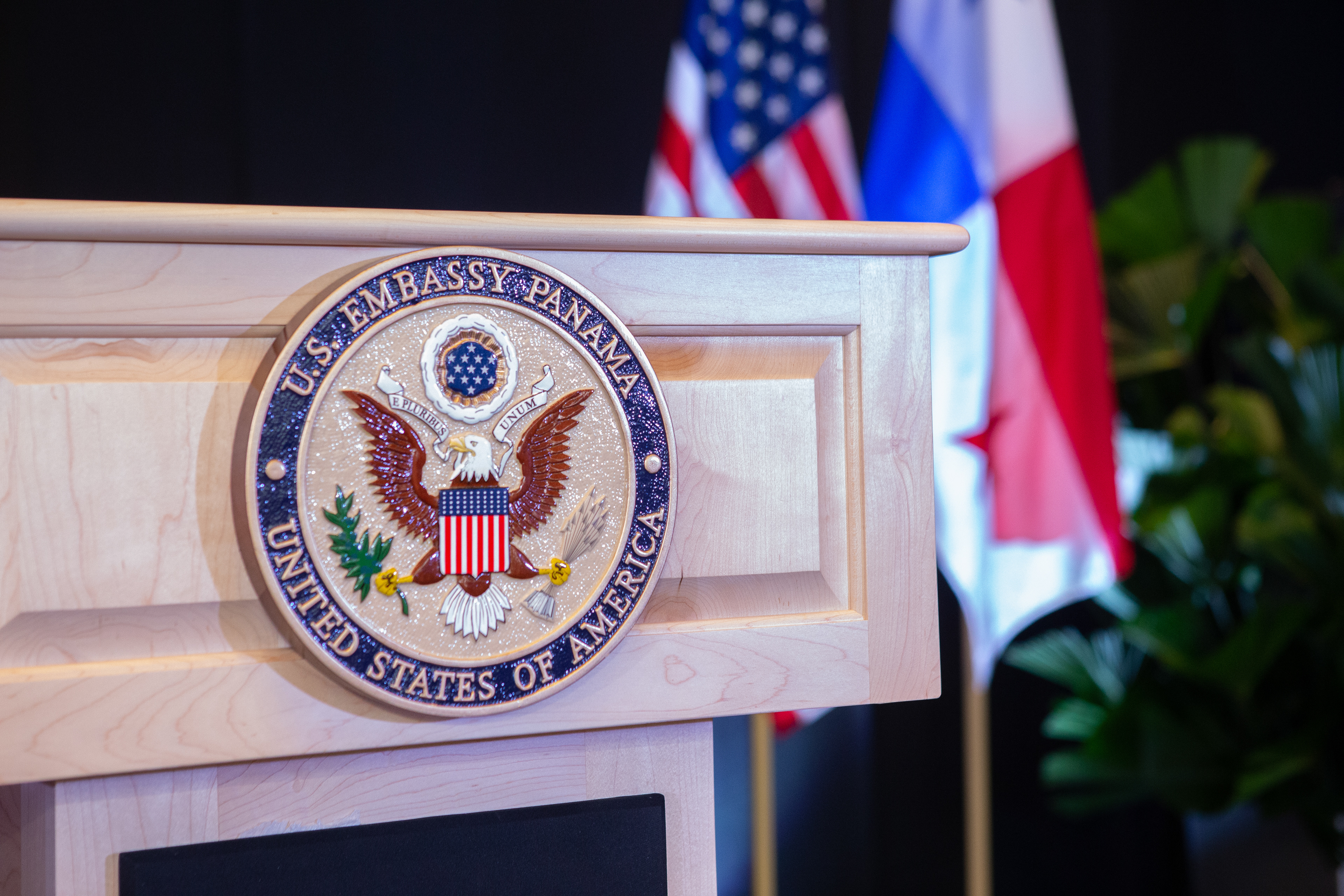 Cobertura del 4th of July organizada por la Embajada de EE.UU. en el Hotel Sheraton Panamá. Imágenes que reflejan el ambiente festivo, diplomático y protocolar del evento.