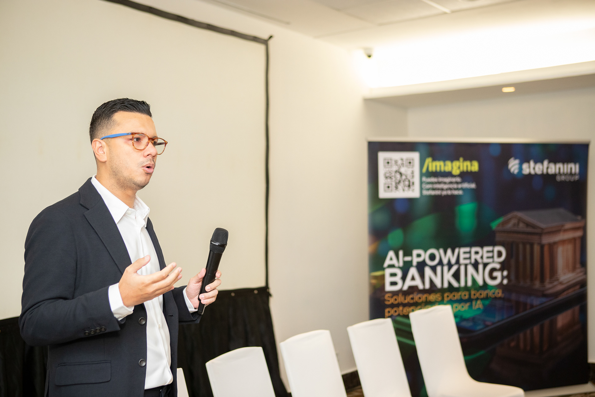 AI Powered Banking: una experiencia de innovación financiera organizada por Stefanini Group y Cobis Topaz en Panamá. Fotografía profesional que captura tecnología, networking y visión de futuro para la banca digital.