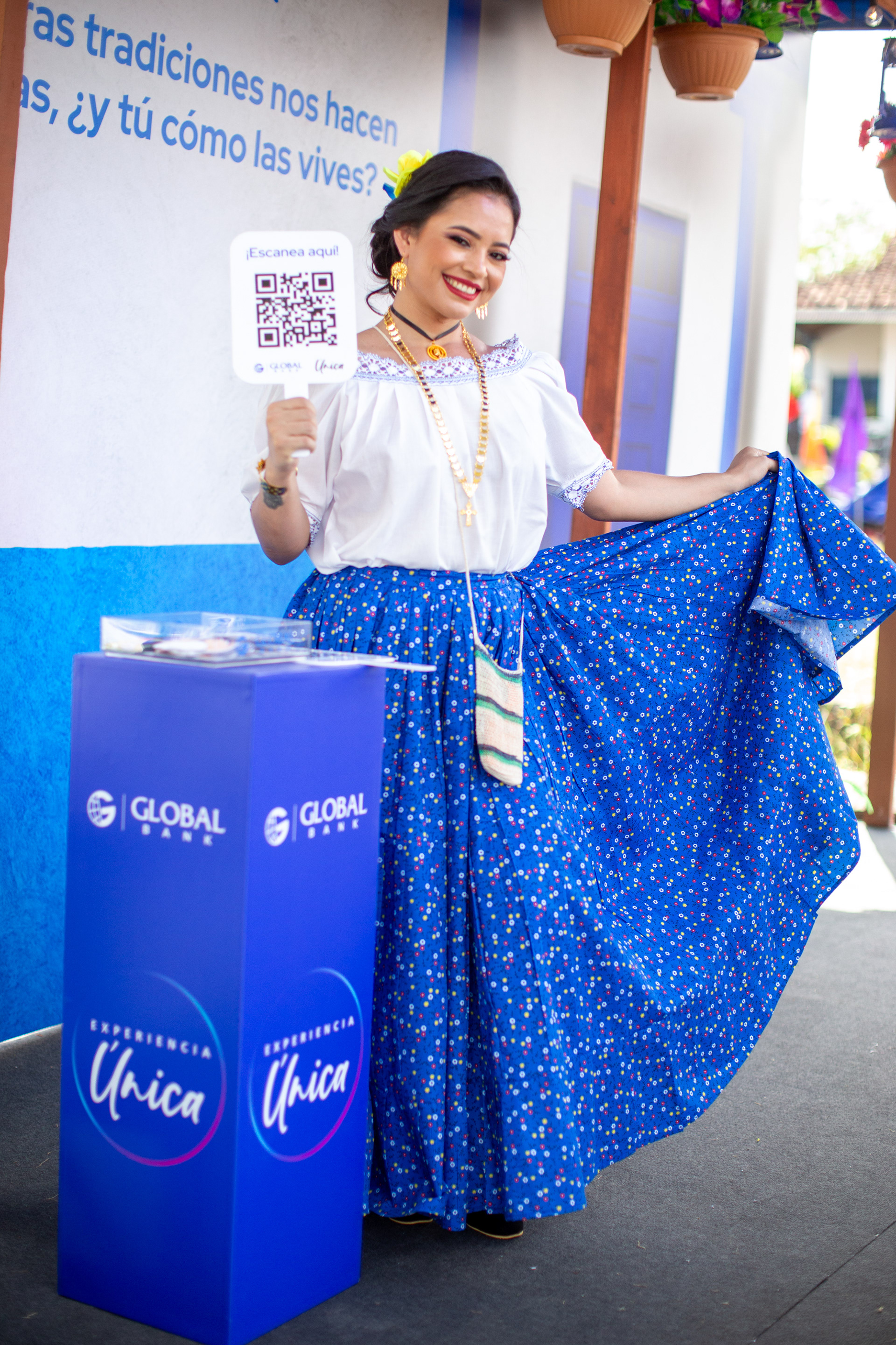 Presencia de Global Bank en el Desfile de las Mil Polleras 2024. Una fusión entre identidad nacional y compromiso institucional, capturada con mirada profesional y sensibilidad cultural.
