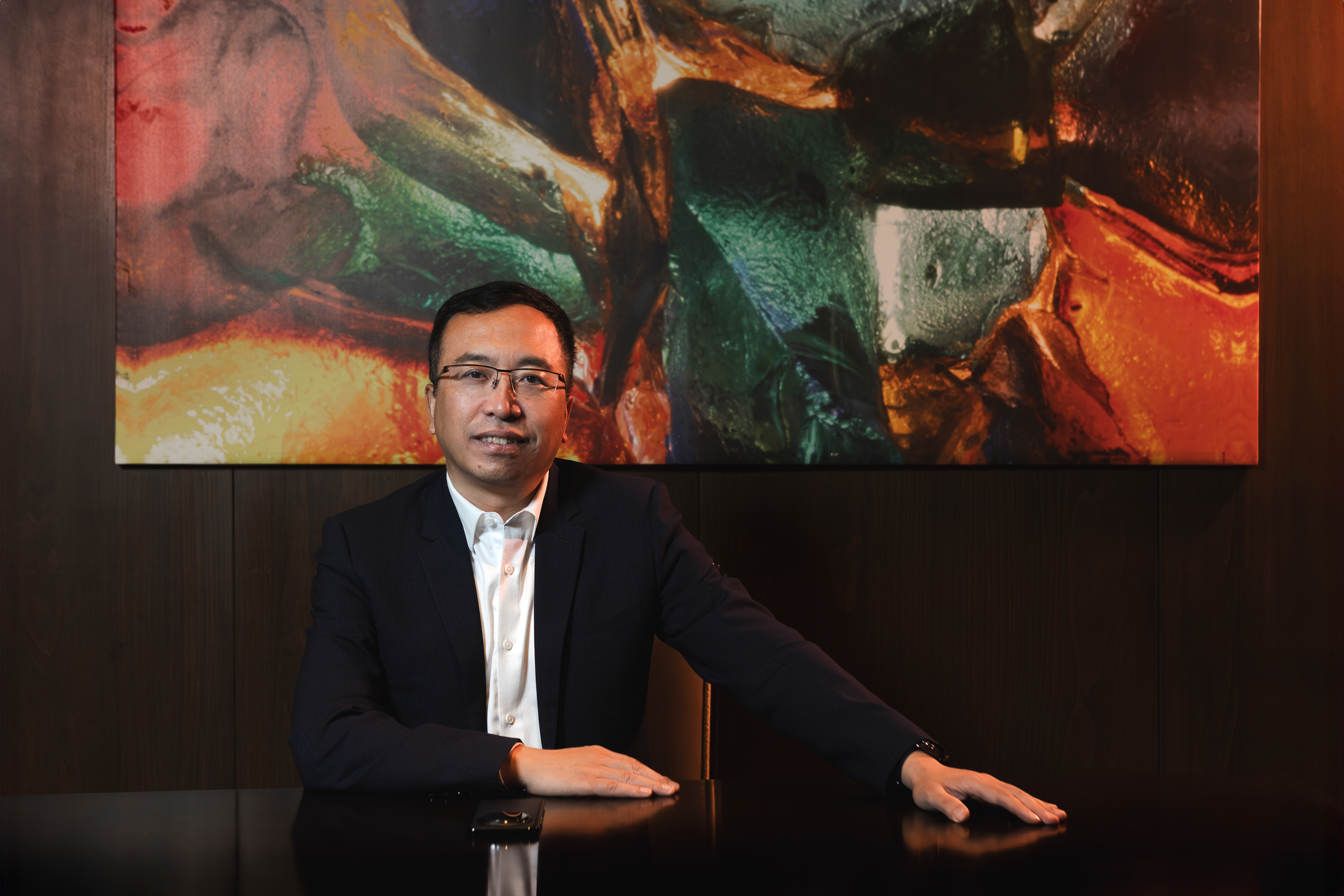 Retratos ejecutivos de George Zhao, CEO de HONOR en Panamá. Una sesión que destaca su liderazgo y visión innovadora en el sector tecnológico.
