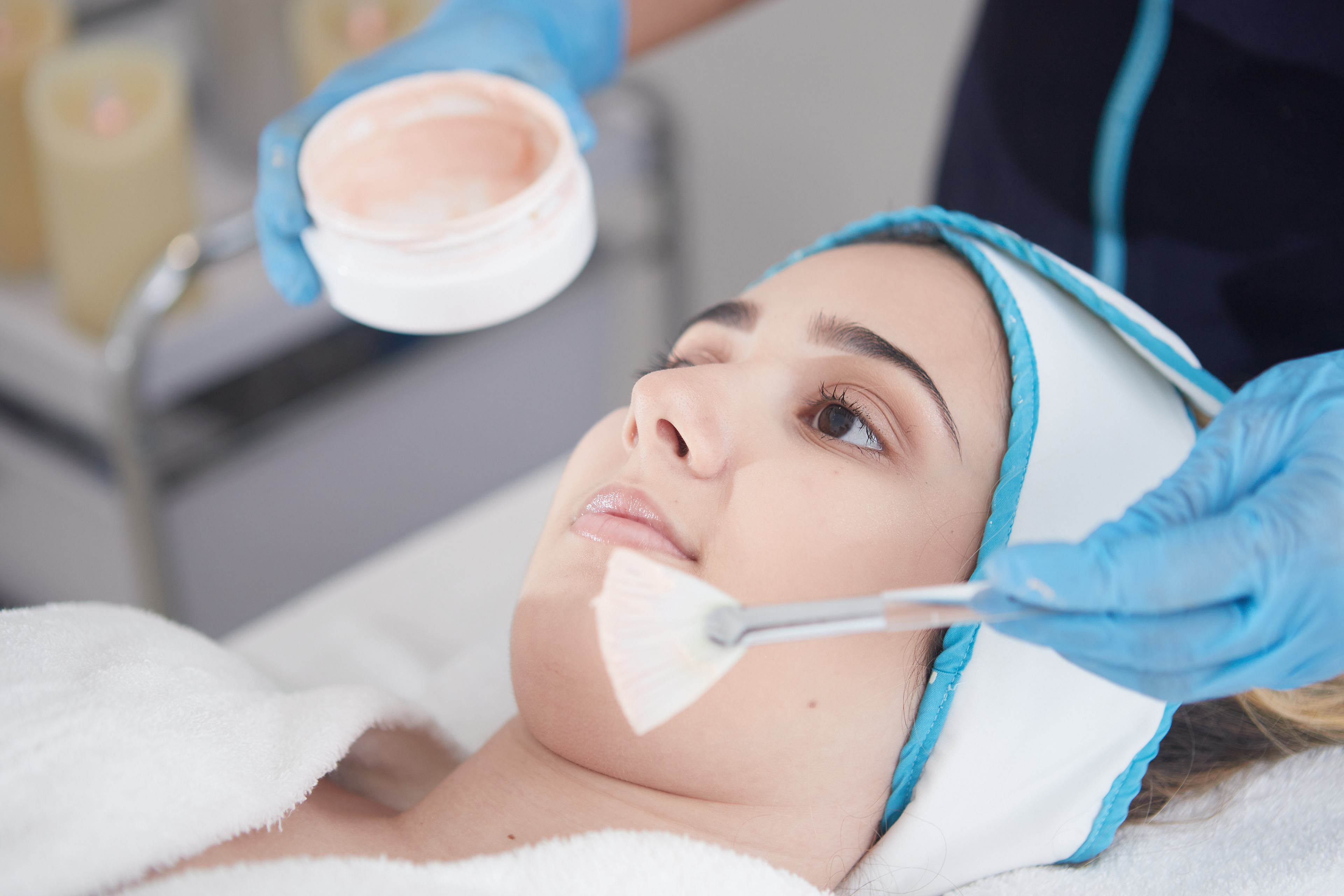 Sesión fotográfica profesional para Clinic Esthetic Center by Yennifer García en Panamá, enfocada en resaltar confianza, estética y bienestar en servicios de cuidado personal.