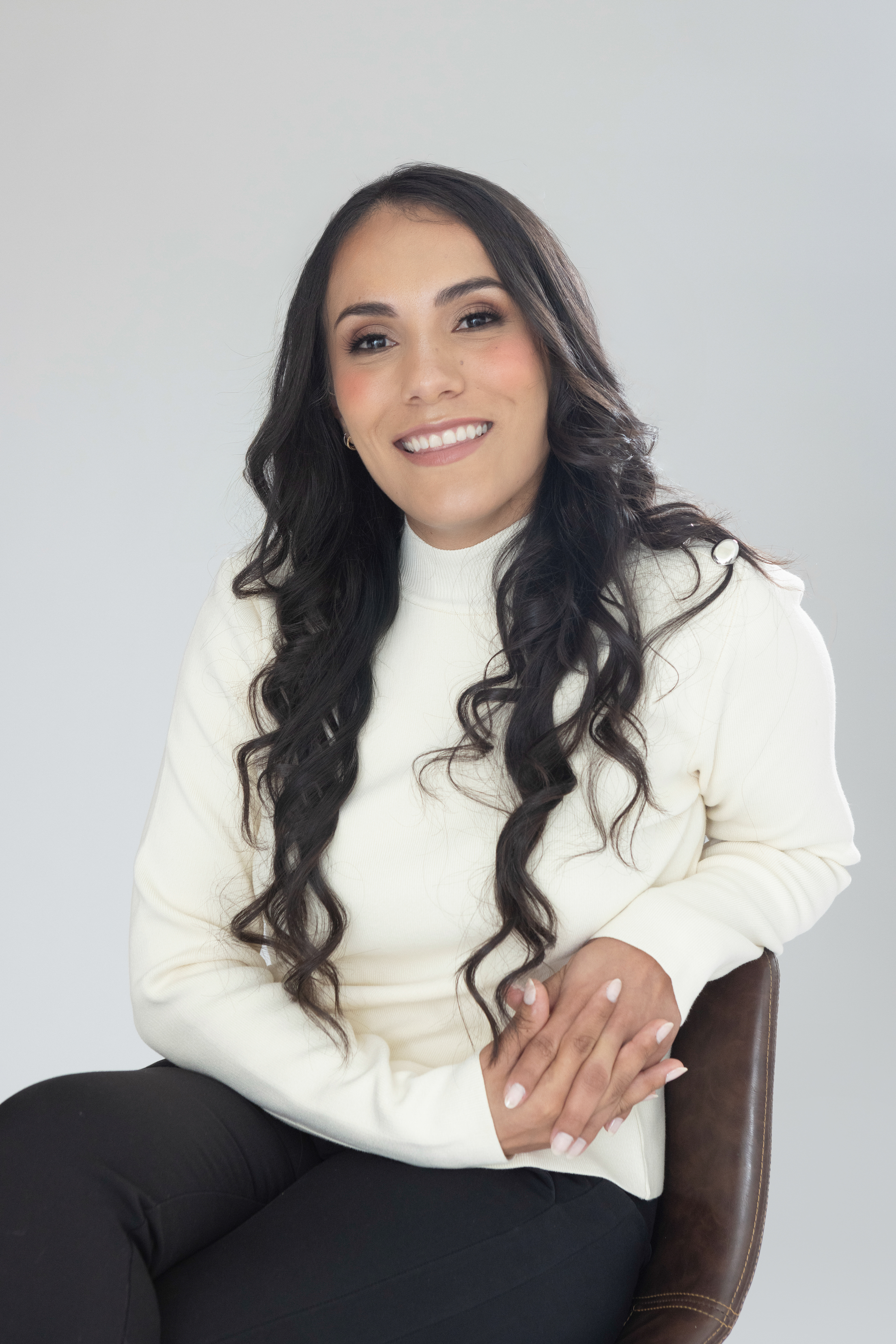 Retratos profesionales de Jessica, especialista en finanzas, realizados para mejorar su presencia online y fortalecer su marca personal en redes sociales y LinkedIn.