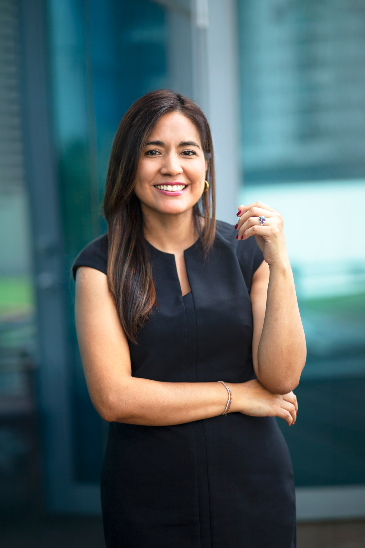 Retratos ejecutivos de Luisa Pino, Director de Account Management en Mastercard Panamá. Una sesión que destaca su profesionalismo y liderazgo en la gestión de cuentas clave.