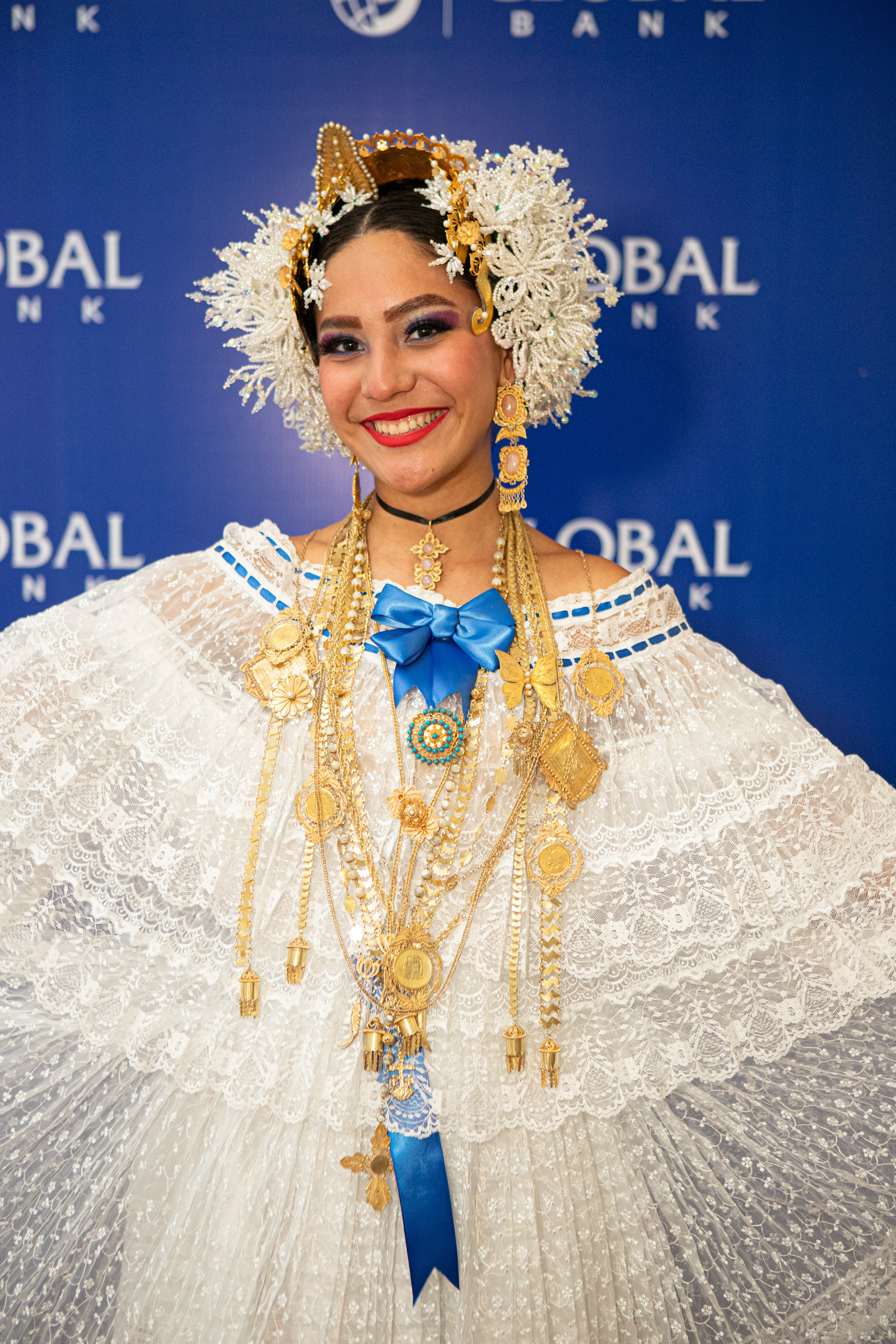 Presencia de Global Bank en el Desfile de las Mil Polleras 2024. Una fusión entre identidad nacional y compromiso institucional, capturada con mirada profesional y sensibilidad cultural.