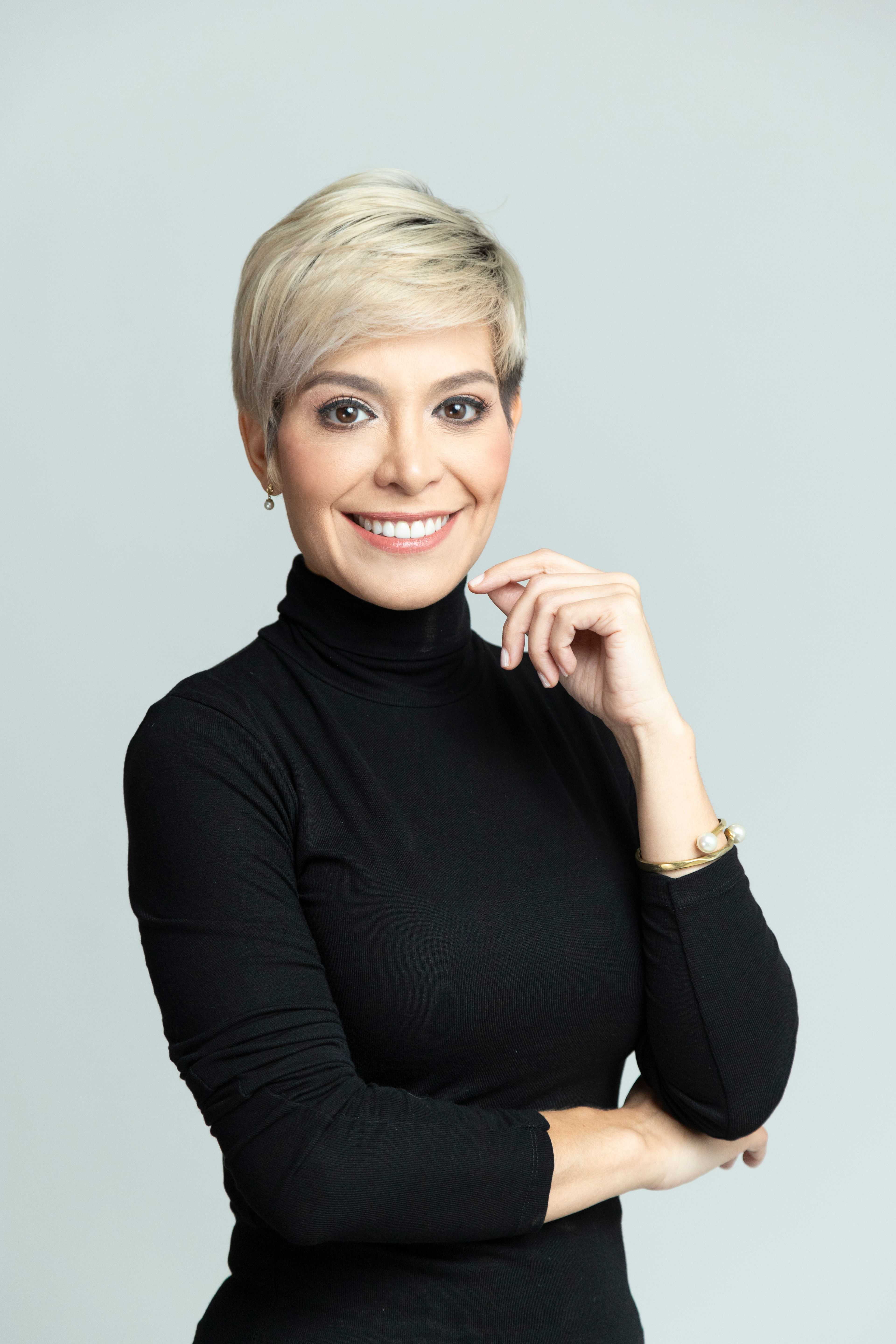 Retratos profesionales de la Dra. Silvia González, experta en Medicina Consciente, Epigenética, WellAging y BioHacking. Una sesión que refleja su enfoque integral y humano para sanar el cuerpo a través de las emociones.