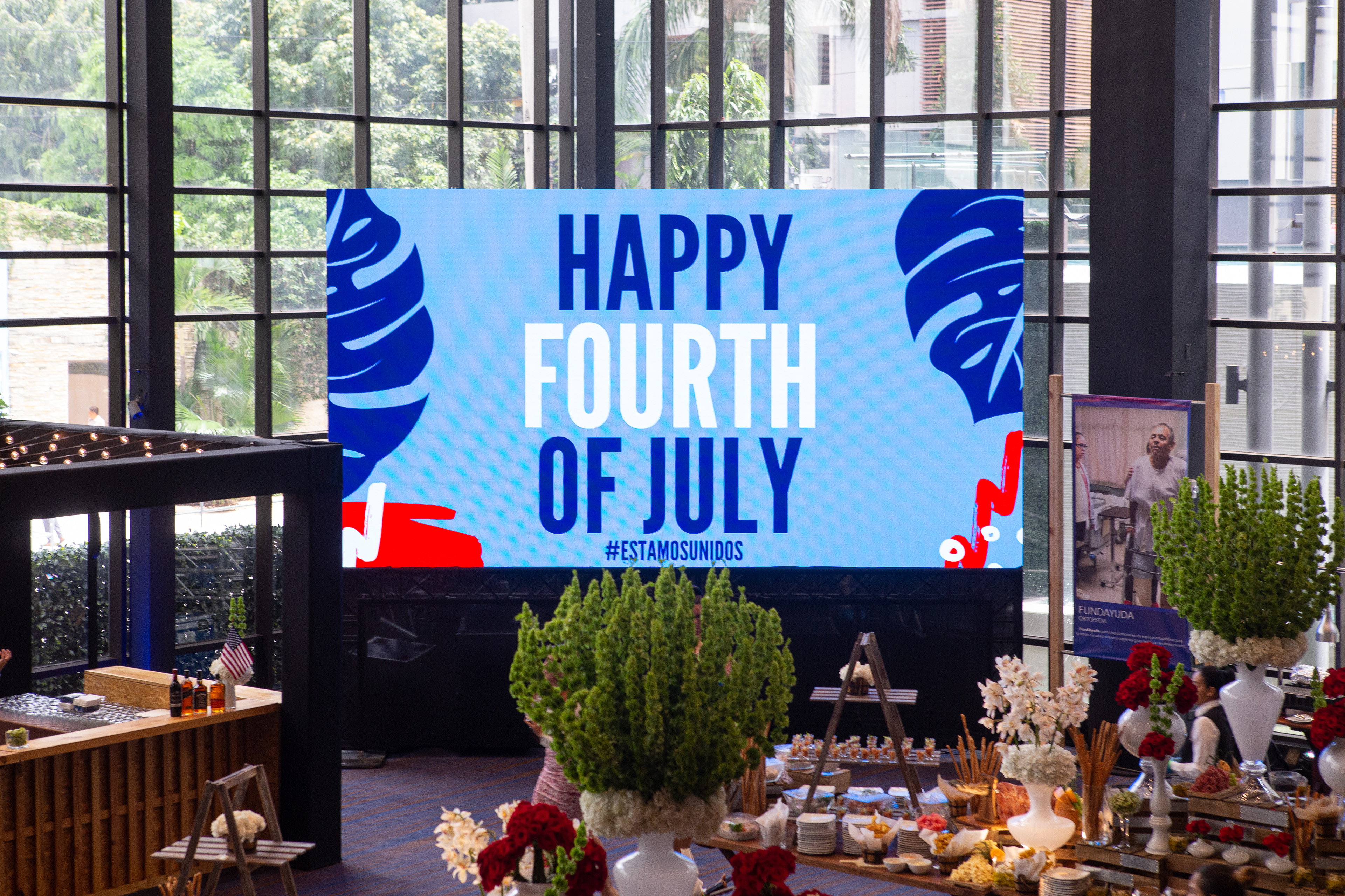 Cobertura del 4th of July organizada por la Embajada de EE.UU. en el Hotel Sheraton Panamá. Imágenes que reflejan el ambiente festivo, diplomático y protocolar del evento.