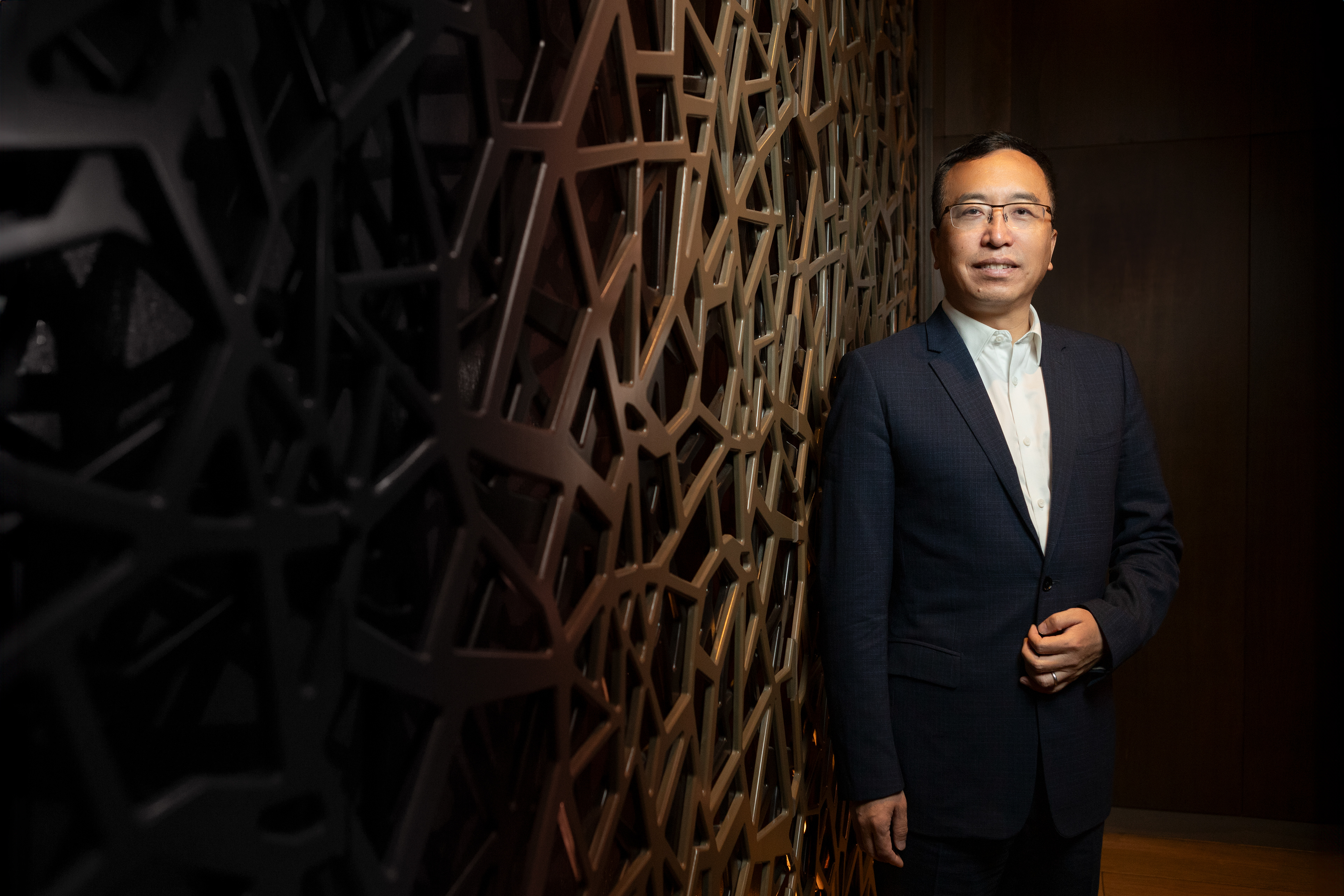 Retratos ejecutivos de George Zhao, CEO de HONOR en Panamá. Una sesión que destaca su liderazgo y visión innovadora en el sector tecnológico.