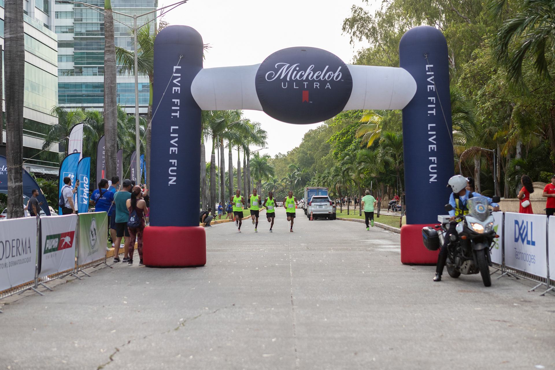 Instantáneas de la Carrera AmCham 2024 en Ciudad de Panamá: energía, comunidad y bienestar empresarial en cada paso. Ideal para reportes de RSE, redes sociales y memorias corporativas.