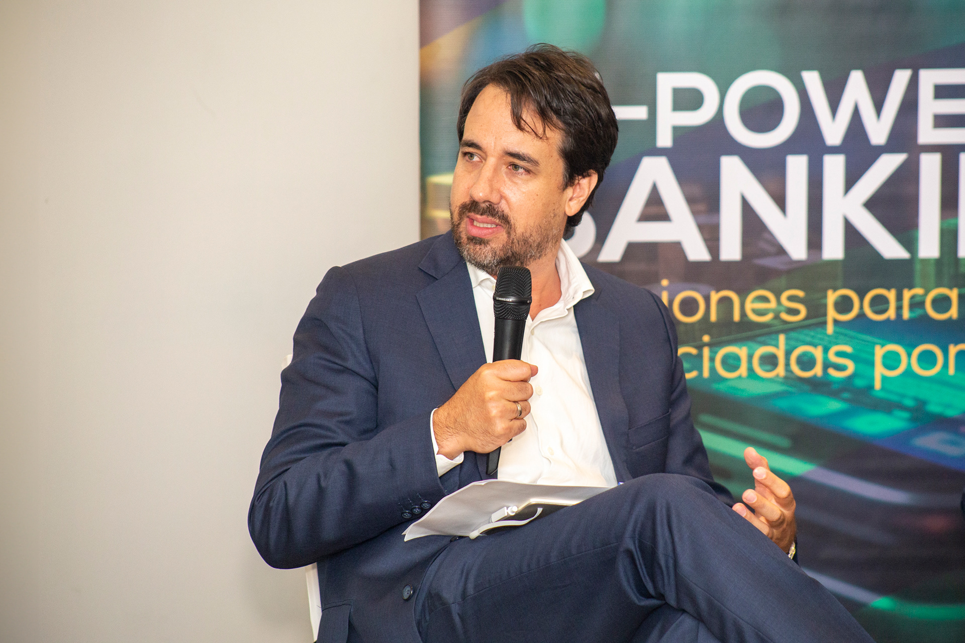 AI Powered Banking: una experiencia de innovación financiera organizada por Stefanini Group y Cobis Topaz en Panamá. Fotografía profesional que captura tecnología, networking y visión de futuro para la banca digital.