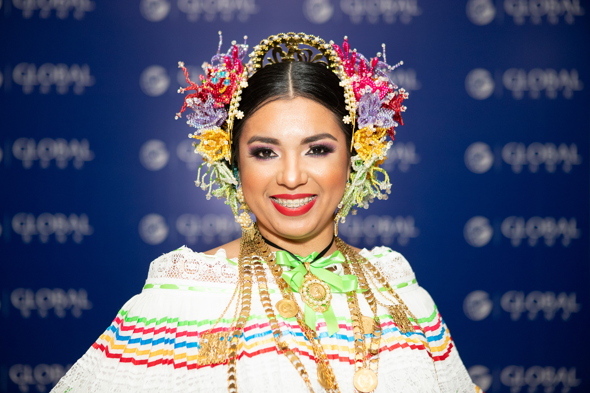 Presencia de Global Bank en el Desfile de las Mil Polleras 2024. Una fusión entre identidad nacional y compromiso institucional, capturada con mirada profesional y sensibilidad cultural.