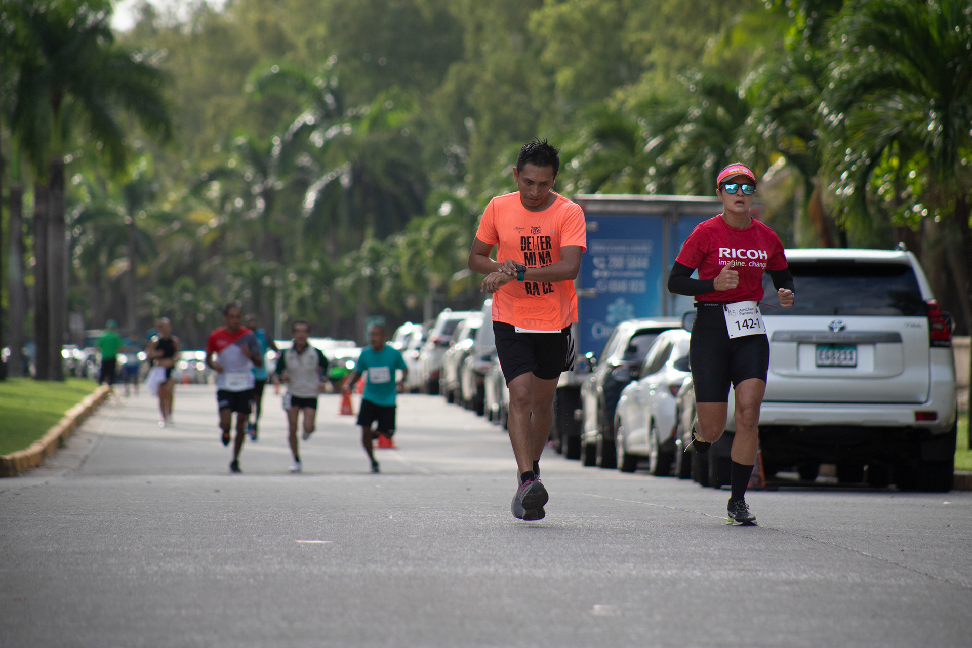 Instantáneas de la Carrera AmCham 2024 en Ciudad de Panamá: energía, comunidad y bienestar empresarial en cada paso. Ideal para reportes de RSE, redes sociales y memorias corporativas.