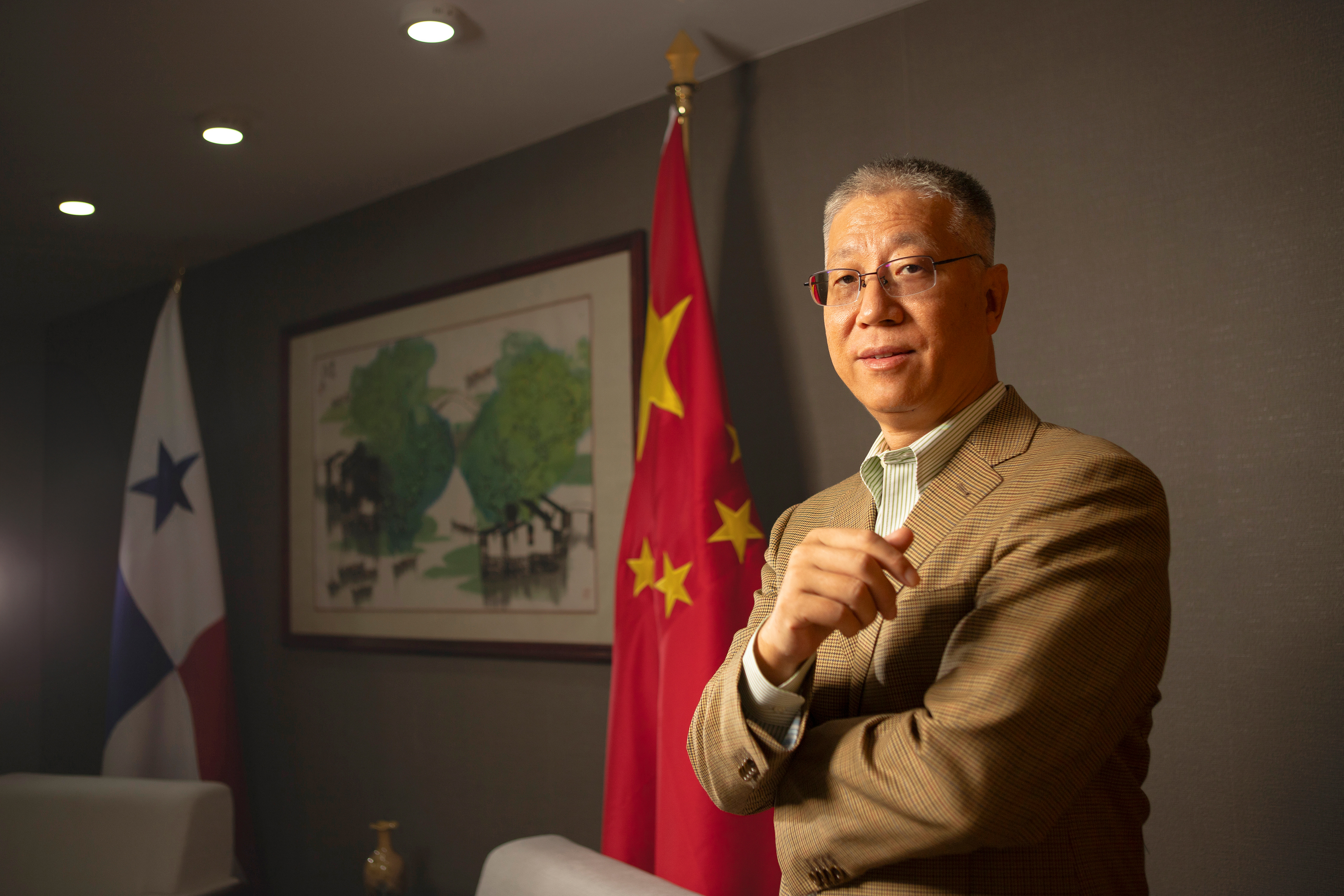 Retratos oficiales de Wei Quiang, Embajador de China en Panamá. Una sesión formal que resalta su autoridad, compromiso diplomático y presencia institucional.