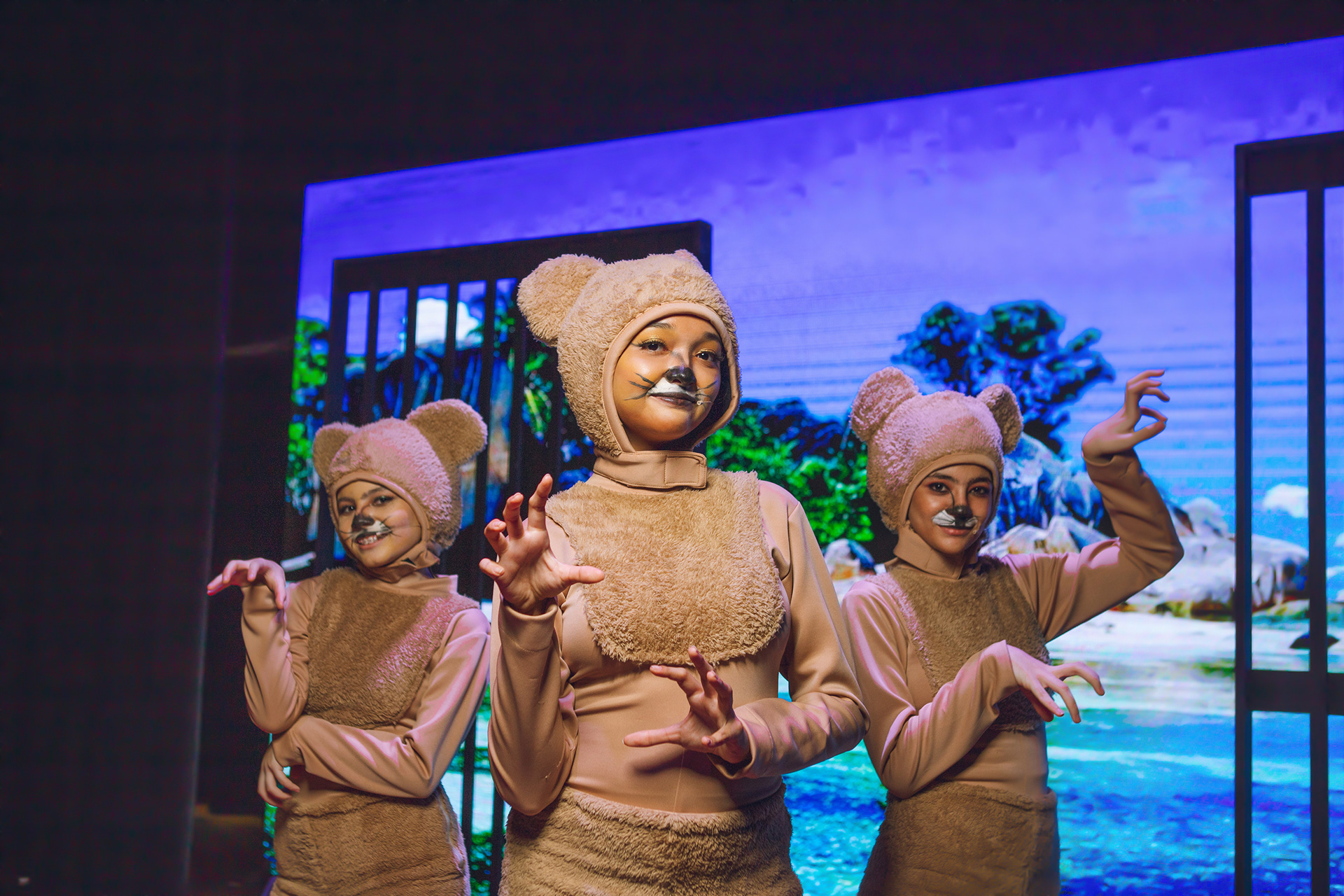 Momentos del musical Madagascar presentado por Smart Academy en el Teatro Ascanio Arosemena. Una cobertura completa de luces, emociones y talento en escena. Ideal para portafolios escolares, redes y memorias familiares.