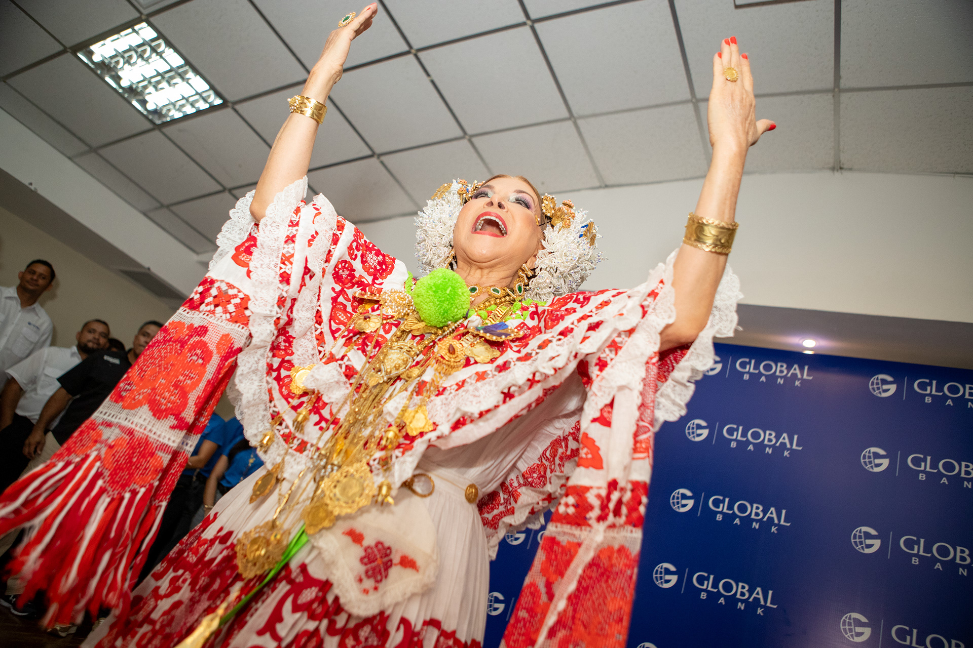 Presencia de Global Bank en el Desfile de las Mil Polleras 2024. Una fusión entre identidad nacional y compromiso institucional, capturada con mirada profesional y sensibilidad cultural.