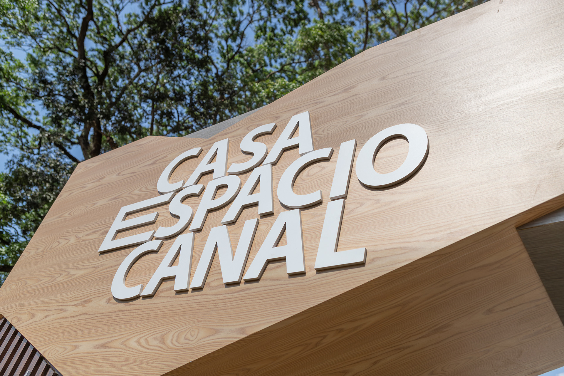 Casa Espacio en el Canal de Panamá: una celebración de cultura, identidad y propósito institucional. Fotografía editorial que documenta el encuentro desde el espacio, la gente y el mensaje.