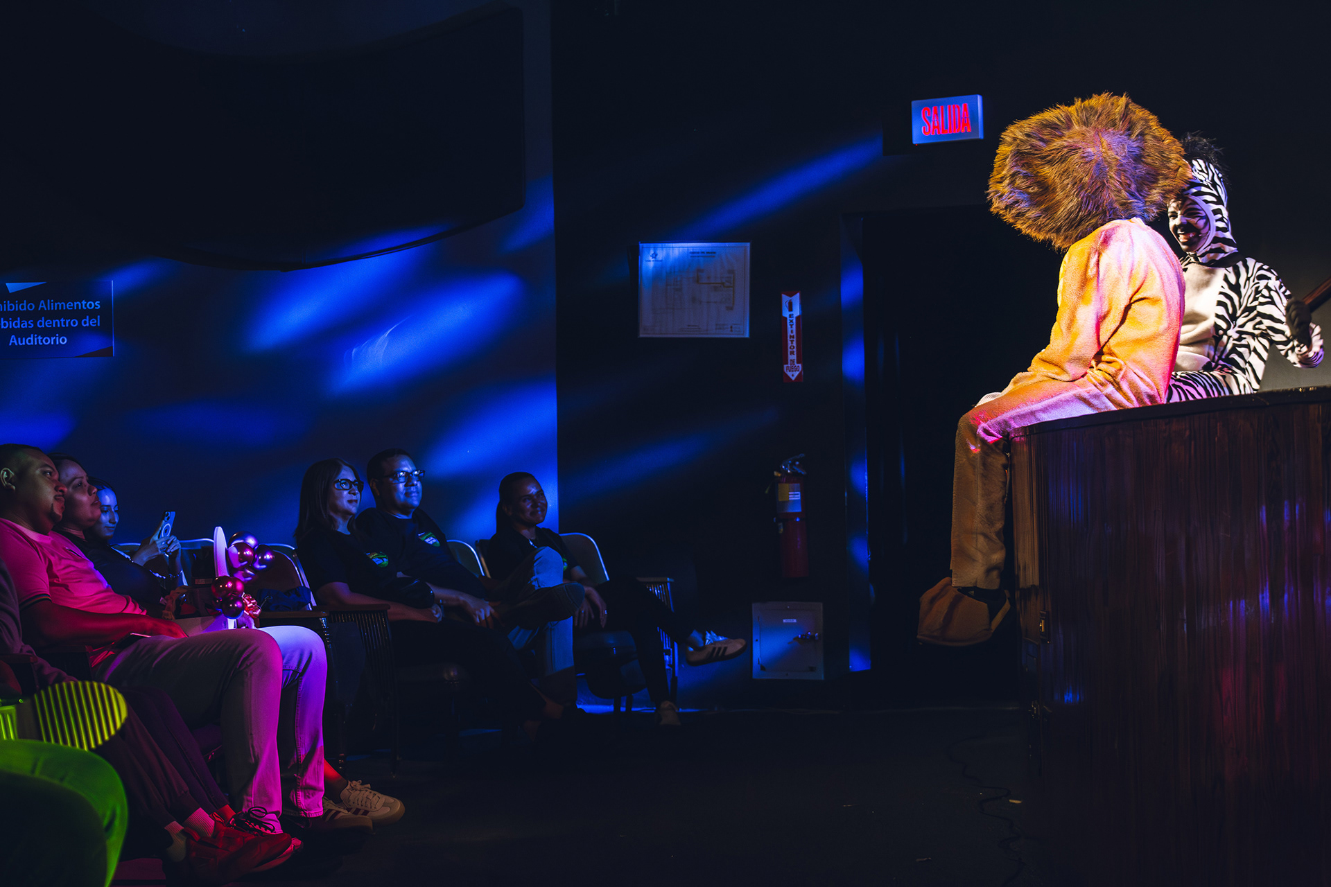 Momentos del musical Madagascar presentado por Smart Academy en el Teatro Ascanio Arosemena. Una cobertura completa de luces, emociones y talento en escena. Ideal para portafolios escolares, redes y memorias familiares.